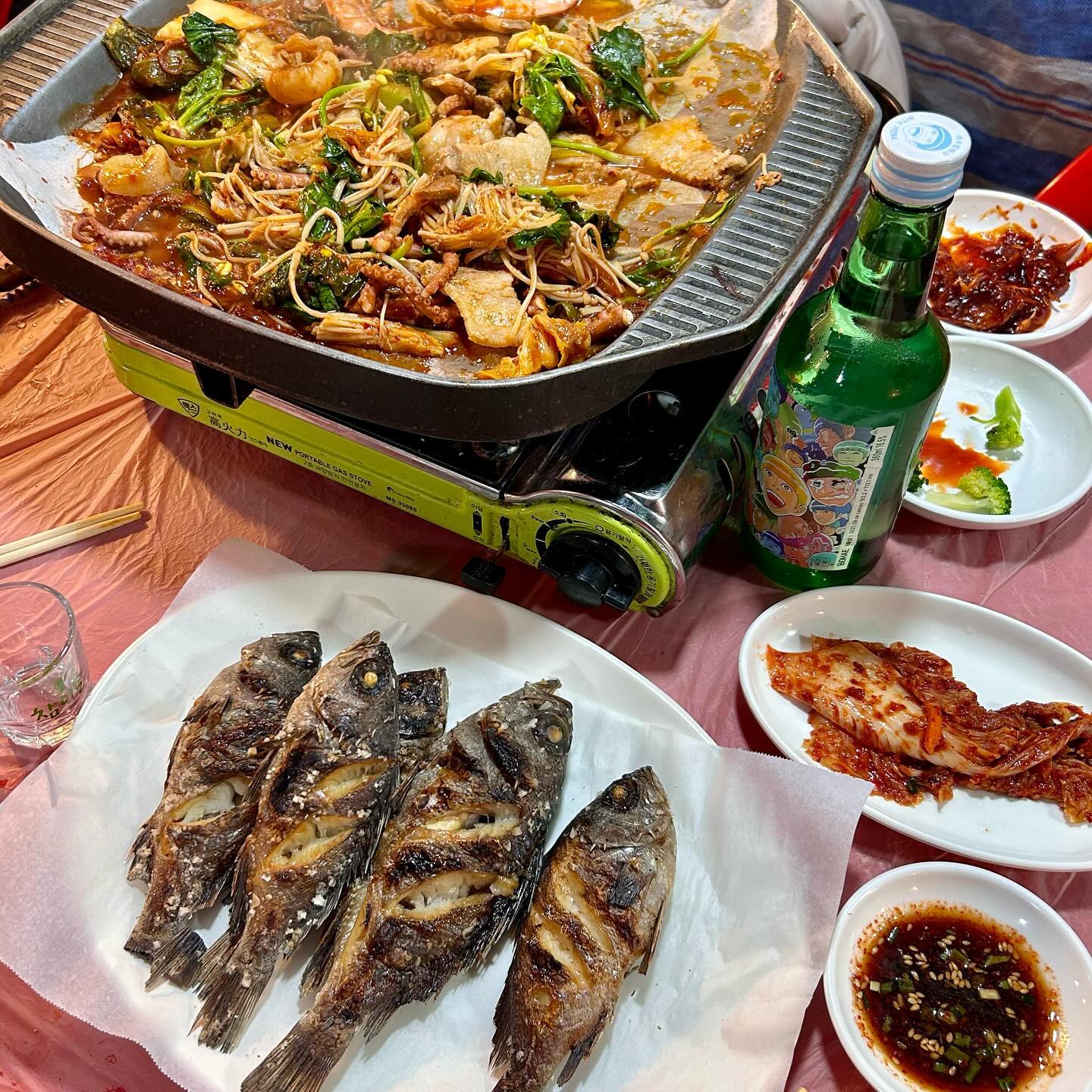 여수 교동포차 20번 까칠한홍자매

💟 여수여행가몀 무조건 즐겨야하는 포차갬성! 낭맘포차가려다가거리가 있어서 서시장에 위치한 교동포차로 쏙!

💟포장마차들이 줄지어 있는데 포장마차가 2개가 이어져 있어서 넓어서 좋았다! 이모님들이 삼합추천해주셔서 삼합에 여수밤바다 때리기!

💟여수라 어떤 메뉴든 갓김치가 들어가는데 삼합에도 들어있어서 넘넘 맛있! 이순신광장에서 주전부리하고 와서 많이 못먹을 줄 알았는데 어느새 다먹고 볶음밥 주문하고 있는 나를 볼 수가.. 😙

💟볼락구이도 같이 먹었는데 가시 바르기 조금 귀찮았지만 맛은 그냥 항상 먹는 생선구이맛!!

💟네이버 영수증 리뷰하면 볶음밥이 서비스이니 참고참고!

#여수여행 #여수포차 #여수교동포차 #여수가볼만한곳 #여수맛집투어 #여수삼합 #여수삼합맛집 #여수포차거리맛집 #여수핫플 #먹스타맞팔 #먹스타그램🍴 #먹냠냠 #좋아요