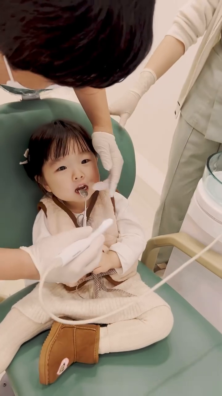 치과…. 으으 🥹
계속 즐거운 곳이 되야겠지.
41개월까지 기간 마지막날 눈썹 휘날려라
다녀왔어요.ㅋㅋㅋ
이 치과는 올때마다 기분좋네.
우는 아기 한명도 못봄. 
은우는 병원가면 진료를 잘봐요.
칭찬 받는것도 좋고, 
비타민 얻어 먹는것도 좋고.
치과는 불안했는데, 눕지않고 진료 보는것과
선생님의 다정 스킬이 좋아서 편하게
검진 잘하고 왔어요.
몰랐는데 불소도 지원되서 속으로 나이샤를 외침.

잘했어 은우야.
충치없는 삶 살아볼래? 🦷💚