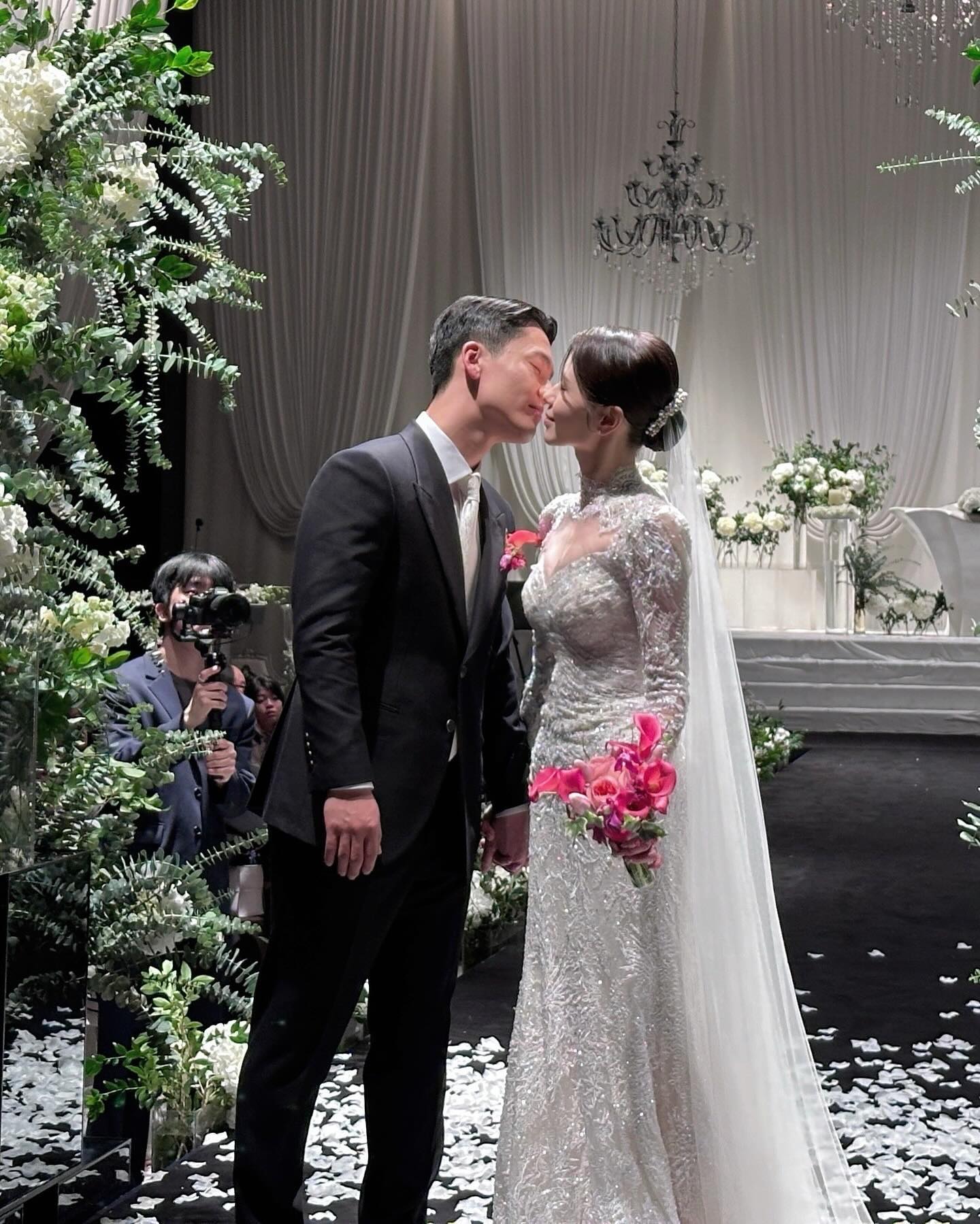 2023.11.26 Our Wedding Day💍
약 4년의 연애, 그리고 10개월간의 결혼준비 기간.
이 모든 시간의 결실로 맺어진 저희 부부 행복하게 잘살겠습니다🥰
.
바쁜 일정 속에, 모든 결혼준비 과정을 업로드하기에는 어려움이 있었지만 커플 계정으로 시작한 저희 계정이 부부계정으로 전환하게되어 매우 뿌듯하네요. 앞으로는 부부스타그램으로 찾아올게요!