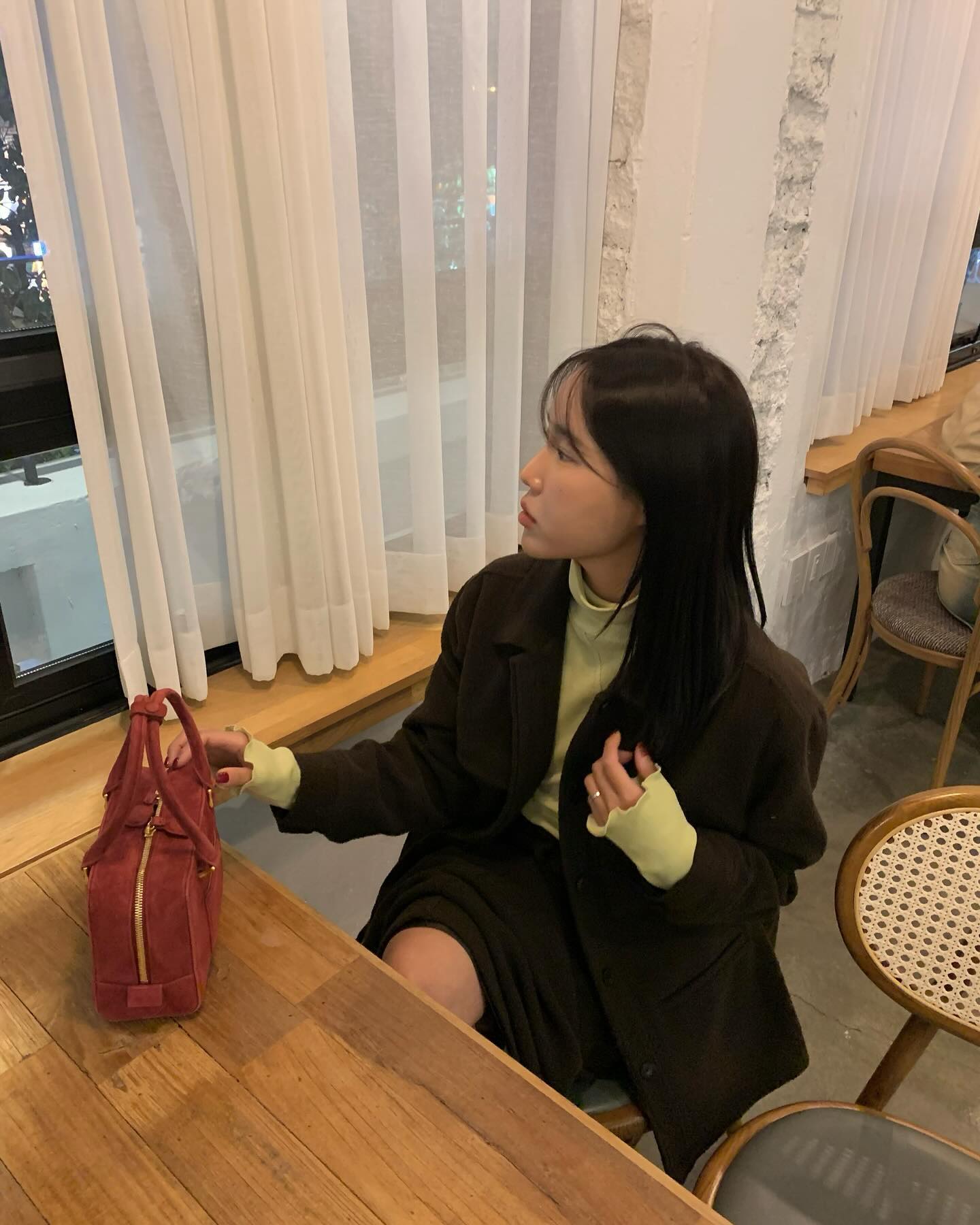 #제품협찬 unmute_seoul 

셋업코디로도 보여드리겠다고 했는데 드디어 들고왔답니다🥰 터틀넥도 언뮤트 제품인데 컬러가 예뻐서 포인트 이너로 딱이죠! 다들 딱 이렇게 입어주라..🫶🏻

#언뮤트 #언뮤트서울 #여자겨울코디 #데일리룩 #자켓코디 #dailylook #ootd #unmute #unmuteseoul