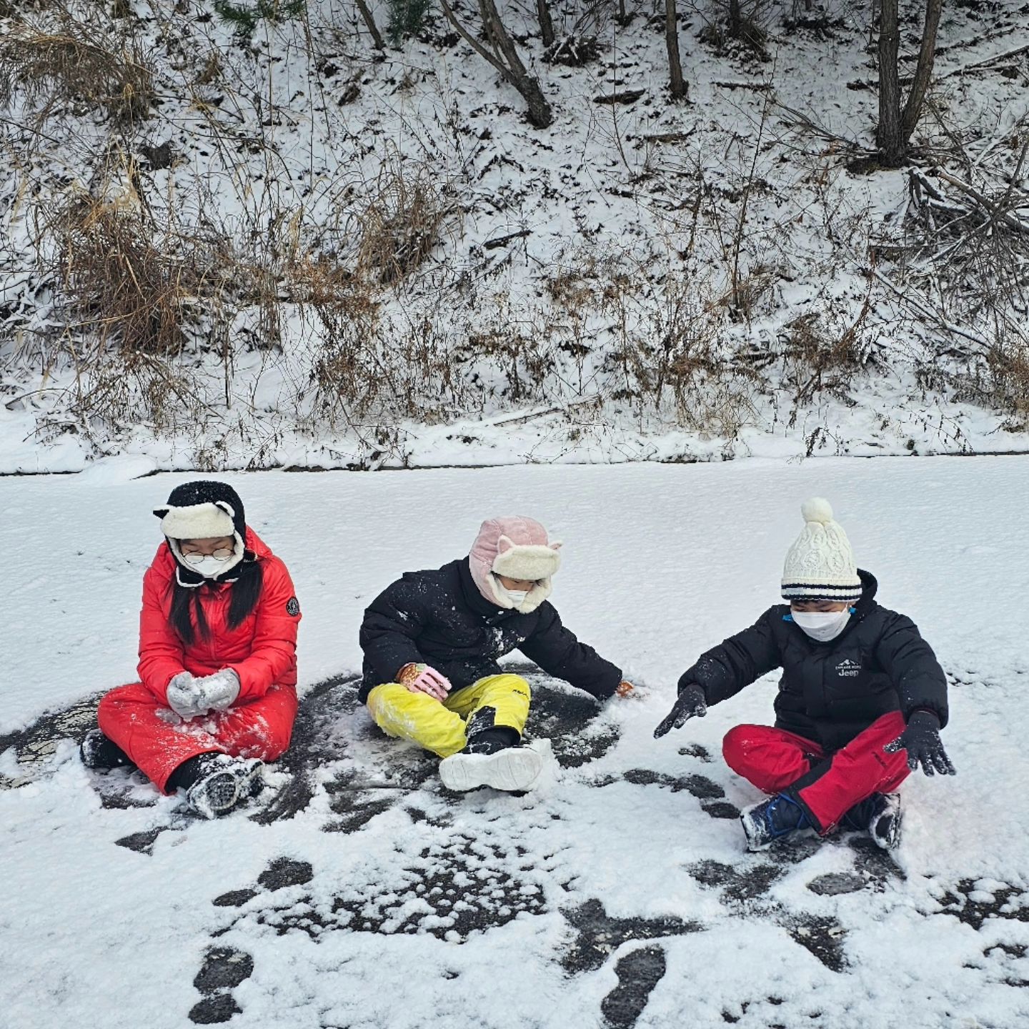 함박눈이 펑펑☃️❄️내리는 날의 하루
하루종일 펑펑 내리는 눈 맞으며 
뒹구르기😅
.
오전에 아빠회사 주차장에서
아무도 밟지 않은 눈 밟으며
뛰댕기고..앉았다가 누웠다가..
정신없이 온몸으로 눈을 느끼고
.
배고플때쯤 점심으로
짜장면.탕수육.볶음밥 배부르게 먹고
2차전 뛰러...GO!!!
.
배부르고 등따시고 살살 흔들리는 차안의 
이동시간에 급!!! 잠든 너희들은...
아직 아기인가봐🤭
.
추워서 내리면서 녹고 얼어버린 눈ㅠㅠ
그래도 깨알같이 쌓인 곳 찾아서
새로 산 눈 모양틀 개시!!!!
산리오캐릭터 모양틀...
근데ㅠㅠ 눈이 많이 많이 있어야함...
.
만들어 놓으니 이쁘네🤩
매년마다 하나둘 모아온 모양틀이 
점점 많아진다ㅋㅋ
.
너희들 덕분에 
눈도 실컷 맞아보고
오랜만에 내리는 눈 맞고 뛰댕기고
신문물도 써본다😆 고마워♡
.
우리 또 같이 놀자!!! 사랑해😍
.
.
.

#눈오는날#눈모양#산리오#겨울#우리의시간#알찬시간#주말#외출#다둥이#삼남매#사랑해#고마워#육아#소소한#즐거움#행복#일상#여행