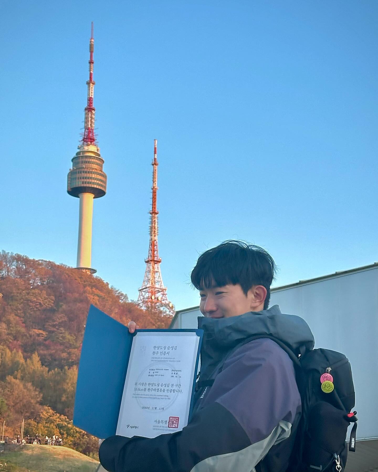 두번째 한양도성 성곽길 완주.

한여름엔 죽을것 같더니 날씨 시원하니까 두배는 더 쉽게 느껴지던데요?

폭염속에서 다 죽어가는 표정으로 서로 응원하고, 무한 ’다왔다‘ 가스라이팅 하면서 힘들게 완주했던 기억은 평생 못 잊을 것 같은데😂 날씨와 컨디션이 이렇게 중요하구나~ 깨닳았습니다. 

또 평발이라 오래 걸으면 발바닥 통증이 생기고 종아리는 땡땡 부어버리는데 이번에 장만한 재활 꿀템으로 평발따위 완벽하게 극복해버렸습니다. 종류가 다양하던데 몇가지 더 사서 비교해봐야 겠어요. 벌써 종아리 매끈해지는 느낌:) 

#한양도성 #한양도성길 
#인왕산 #북악산 #남산 #낙산공원 
#한양도성순성길 #도수치료 #스트레칭 #평발교정 #족저근막염 #종아리알