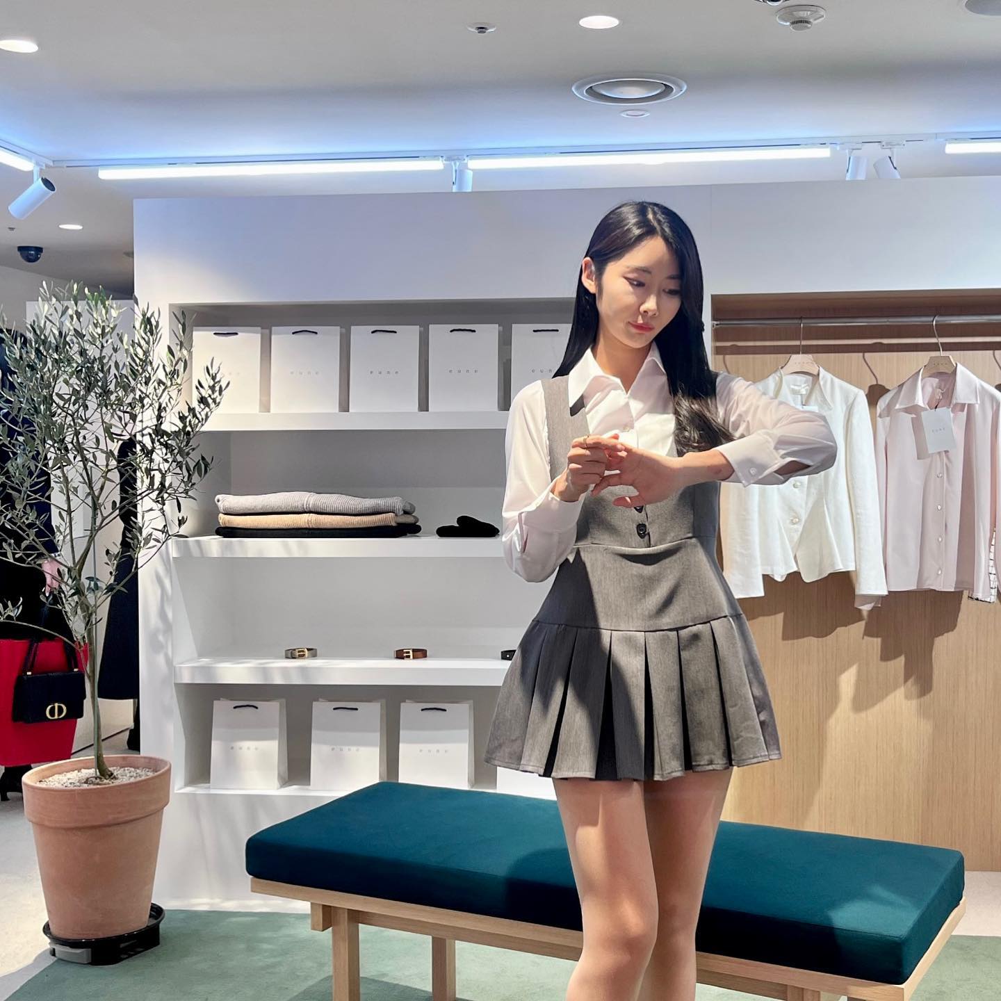 #광고 eune_kr 팝업스토어👩‍💻👜💓

평소에도 종종 즐겨입던 오피스룩 으네 브랜드 팝업✨
으네 프로젝트로 1월 한달 내내 고속터미널 센트럴시티에서
팝업스토어를 진행해요✌️

차분하면서 이쁜 오피스룩들이 많은 브랜드에요

저는 회사 행사 때 입을 원피스랑 자켓을 쇼핑하고 왔어요🛍️

직접 팝업스토어에서 옷을 하나하나 입어볼 수 있고
팝업 기념으로 행사 까지 진행 중인 이 기회,,👍👍

센트럴시티로 으네 팝업으로 방문 하세요🥰👩‍💻