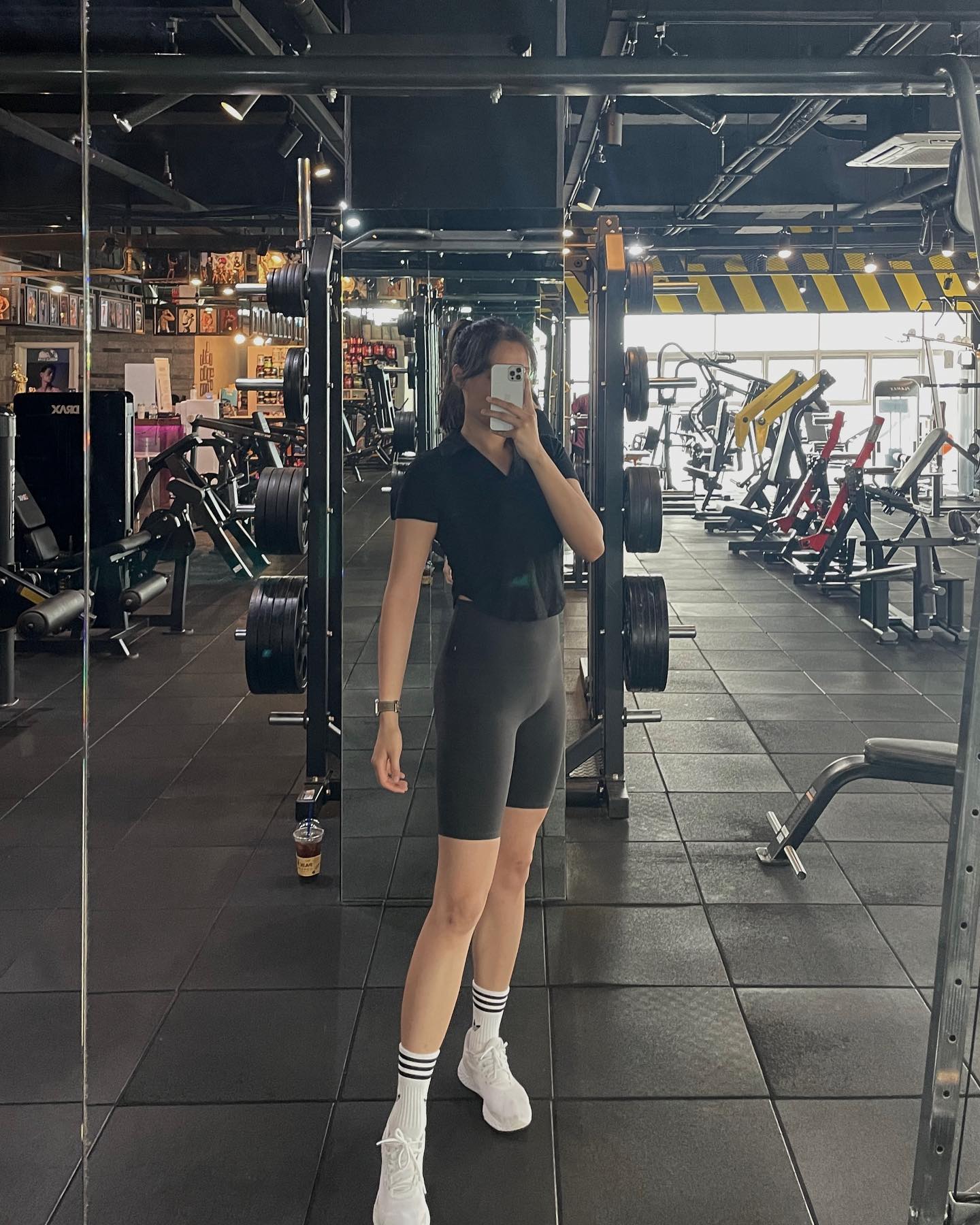 독감예방주사 맞았는데 운동이랑 술 하지 말래요😖
의사 선생님 말씀은 잘 들어야 겠죠오오오 ٩◔‿◔۶

안그래도 근육통때문에 운동할까 말까 고민했었는데,, 야근이나 해야게따🫠

사진은 주말에 겨우 일어난 꼬질꼬질한 나. 그리고 #노가리칩  마싯따!