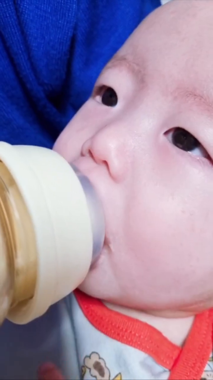 #제품협찬 #자란다젖병🍼
이번에 호야가 마더스콘에서 15년만에 선보이는 '자란다젖병'을 먼저 체험해볼 수 있는 기회가 주어지면서 한 번 써서 대충 올리는 것 말고, 젖병을 고민하는 엄마들을 위해 제대로 써본 뒤에 소개하고 싶었어요.

그래서 하루에 2번씩 3일동안 새로운 젖병으로 수유해보았는데, 그냥 하는 말이 아니라 진짜 좋네요?

🍼아기 입에 착! 밀착되는 젖꼭지로 입이 작은 아이도 깊게 물 수 있어요. 그렇기 때문에 아이입과 젖꼭지 사이로 외부의 공기가 들어가지 않아서 배앓이를 방지할 수 있어요😃 또 공기순환 에어벤트가 제대로 작동하고 있는게 젖병 속 공기방울들로 눈에 확실하게 보여서 더욱 안심이에요!

🍼30ml 이하의눈금까지 확인할 수 있는 디테일한 단위의 눈금! 다른 젖병들은 아이가 남긴30ml 이하 양은 대충 눈대중으로 봐야했는데, 자란다 젖병의 세심한 배려☺️

🍼사탕수수 원료로 만든 BIO-PE로 아이들의 건강과  지구환경을 위한 친환경소재! 여기저기 입을 먼저 대는 아기들도 안심이에요😘

그런데 사실.. 이런거 저런거 다 필요없고, 우리 아기가 잘 먹으면 그게 제일 좋은 젖병아닌가요? 정말로 잘 먹어요ㅋㅋㅋㅋ 수유시간도 확실히 빨라지고 많은 양을 편~하게 먹어요. 공기가 덜 들어가서인지 다 먹고 기분좋게 놀이하구요💓 '먹놀잠'스케줄을 원하는 엄마들에게 딱!!! 

특히 우리아이 수유량이 적어서 고민하는 집에 추천합니다.😃

2월 1일에 마더스콘 공식인스타그램 계정에서 이벤트를 진행한대요(http://bit.ly/3Hj44Y3)
이벤트 참여를 통해 젖병 특가 판매를 진행하고, 추첨을 통해 다이슨 에어랩도 준다고 하니 참여해보세요.

motherscorn_official
.
.
#자란다젖병 #마더스콘 #잘한다자란다내새끼 #젖병추천 #젖병선물 #출산준비물 #젖병후기 #필수육아템 #자연친화젖병 #육아소통 #육아템추천 #배앓이방지젖병 #육아기록 #호랑이띠맘 #아들맘소통 #맘스타그램 #육아스타그램 #아기스타그램