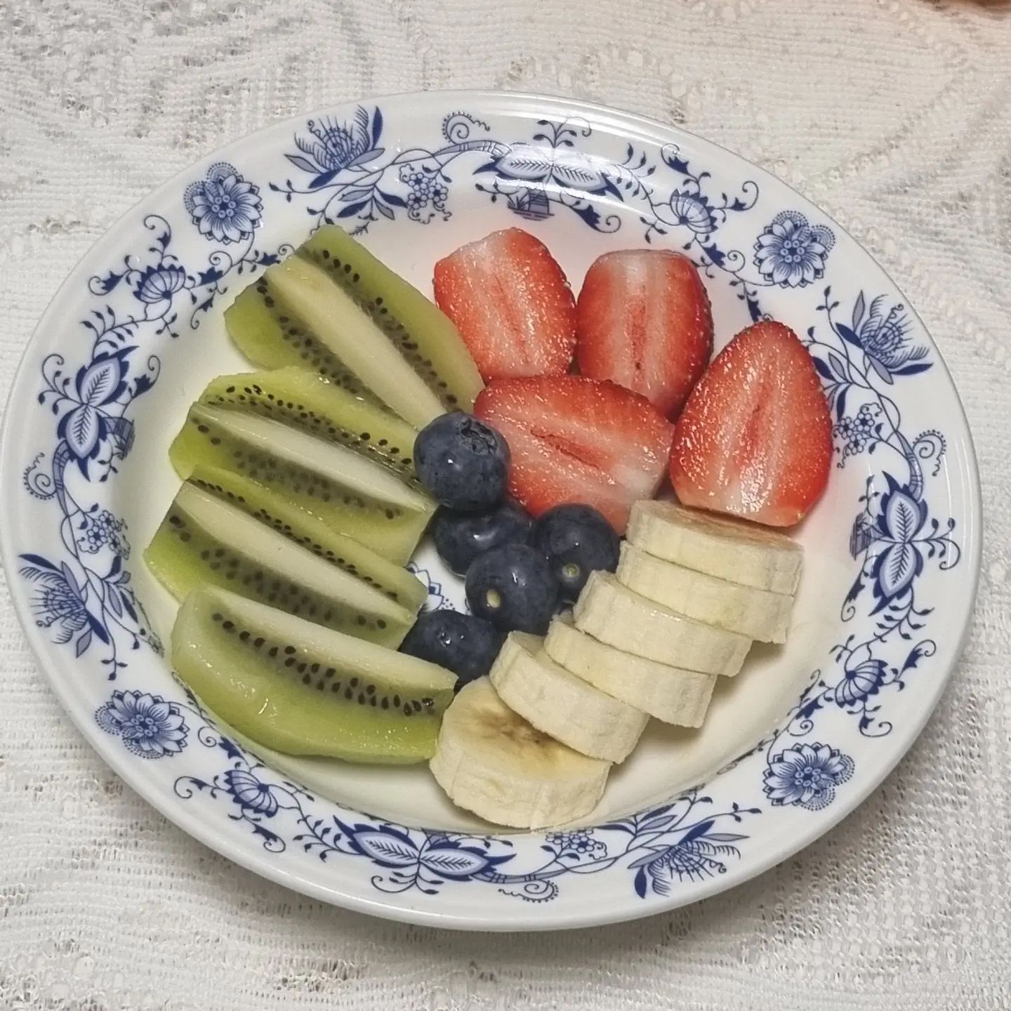 🍓🥝🍌🫐

나 딸기 먹었다 !!
딸기 파는 곳을 아직은 찾기 힘들어서 시무룩😔
11월 말 예약 판매들만 많이 보여서
포기하고 기다리고 있는데 인스타에 뜬 과일다방

fruit_dabang 

11월 1인 과일 박스에 딸기가 있더라!!
딸기만 보고 냉큼 주문 했는데 
택배 받아보니까 뭐가 이로케 많아 ㅋㅋㅋ
포장도 꼼꼼하게 제철 과일로 가득 가득 가득
덕분에 맛있는 과일 부자 됐다♡♡♡ 

첫딸기라서 조금 걱정했는데 너무 맛있다
블루베리도 키위도  이렇게 달달하다니~
내일 아침은 사과로 시작해야지 🍎

임산부 먹고 싶은거 다 먹어야지 !! ㅋㅋㅋ
우리 여보는 다행이다 ㅋㅋㅋ
딸기 찾아 돌아다닐 일 없어서 😂😂😂

#딸기 #바나나 #키위 #블루베리 #단감 #그린키위 #골드키위 #사과 #배 #귤 #오렌지 #과일배달 #1인과일배달 #과일배송 #제철과일 #제철과일배송 #과일꾸러미 #과일바구니 #과일택배 #과일부자 #맛있어 #과일다방 #인천과일바구니 #인천과일포장
