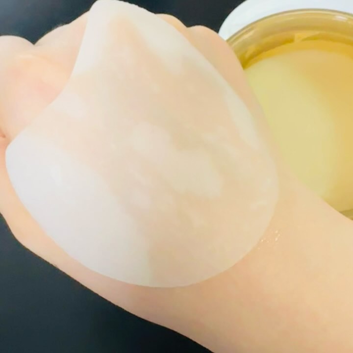 #할인구매 skin1004_korea #센텔라퀵카밍패드 #토너패드
🌿 스킨1004 마다가스카르 센텔라 퀵 카밍 패드 🌿

패드 재질도 자극이 없어서 좋았구 마스크팩 처럼 번거로운 느낌이 아니다보니 가볍게 착착 붙이기 좋았습니다💓 양 볼에 착 얹고 있으면 되고 머리 흔들지 않는 이상 떨어지지도 않는편이라 대만족💓💓💓 쿨링감도 좋아요🩵🩵

피부가 예민해질 때, 빠른 진정이 필요한 순간! ✨
스킨1004의 센텔라 퀵 카밍 패드로 나만의 피부 힐링 시간을 가져보세요. 💆‍♀️
순한 저자극 패드에 담긴 *마다가스카르산 병풀추출물 49%*로 피부 진정을 도와드려요. 🙌

💧 3중 구조 패드 + 촉촉한 진정 에센스 💧
보드라운 패드가 자극 없이 피부에 닿고, 에센스가 피부 속까지 수분을 충전해 주어 깔끔하고 촉촉한 마무리! 🧖‍♀️
쿨링감 덕분에 피부가 금세 차분해지는 걸 느낄 수 있어요. 💦

🤎 사용법: 양 볼, 이마 등에 패드를 올려놓고 3~5분 후 떼어낸 다음, 남은 에센스를 톡톡 흡수시켜 주세요! 팁으로는 냉장고에 잠시 보관해 시원하게 사용하면 더 좋아요! 🌬️

피부 고민으로 지친 여러분, 오늘도 피부를 지키는 현명한 선택하세요. 💖
#약산성퍄드 #토너패드 #Cosmetics #진정패드 #진정케어 #순한토너패드 #Beauty #공팔리터 #병풀추출물 #스킨1004토너패드 #Selfie🤳 #저자극패드 #스킨케어루틴 #빠른진정 #빅사이즈패드