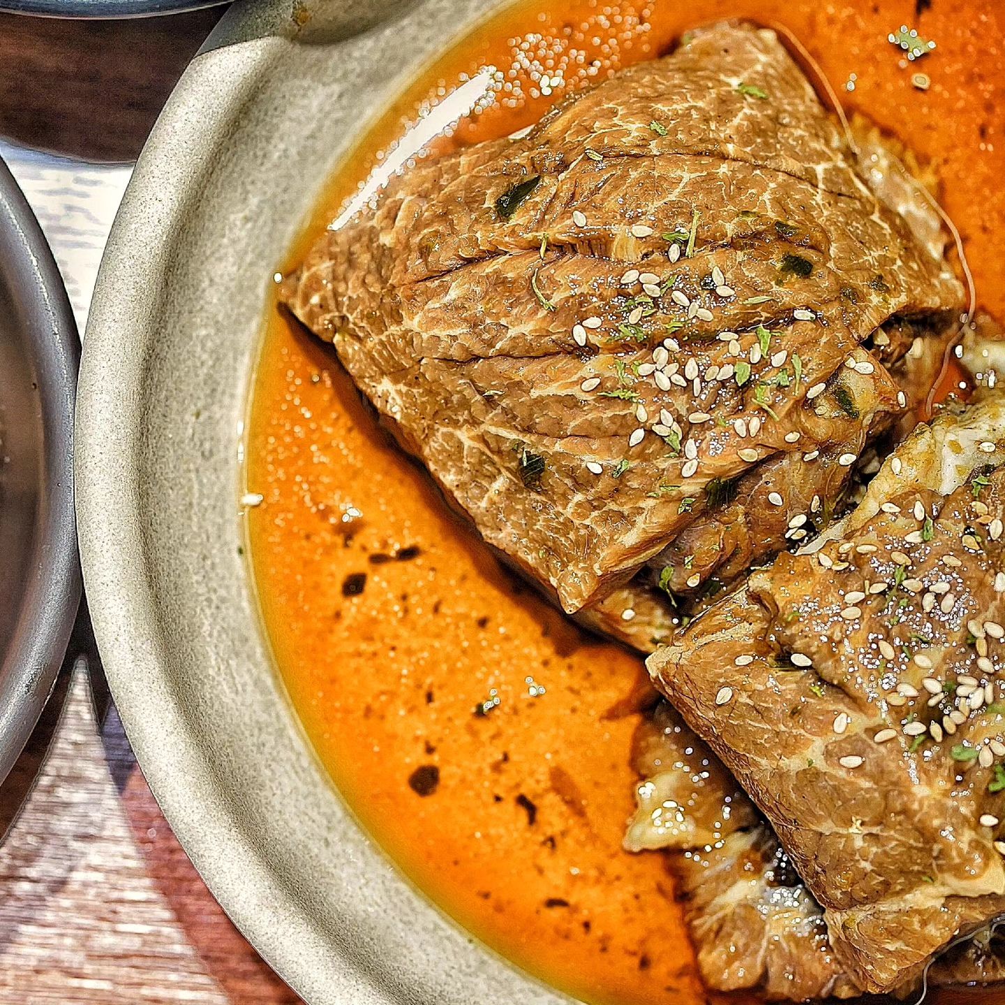 #협찬 #광고

🔶 [#백년회관서서갈비] 시흥 대야점 돼지갈비맛집
  달달한 돼지갈비 양념에 파절이 양파절임에 같이
  먹으면 꿀맛 
  #백년회관서서갈비시흥대야점

🔶 [서서갈비] 직접 포뜬 갈비를 48시간 이상
  숙성을하여 입에서 살살 녹는 식감으로 
  입맛을 돋구는 대표메뉴👍🏻👍🏻
 #서서갈비

🔶 [돼지왕갈비] 72시간 동안 천연재료를 사용한
  양념으로 숙성하여 육즙이 팡팡 터지는 식감😌😌
 #왕갈비맛집

🔶 유아시설이 있어 아이가 있으신 부모님들은
  놀이방에 애들 노는걸 보면서(CCTV 대형 화면 연결)
 오붓하게 회식하실수 있음😶😶😍 
  #육아 -> 유아의자 완비

🔶 넉넉한 좌석 최대 100명 이상 이용할 수 있는 테이블
  완비 #회식추천

🔶 직원분들 친절한 서비스는 덤 🫶🏻🫶🏻

🔶 가격 : [서서갈비(소)] 25,000원, 
 [한돈 왕갈비] 14,000원, 
 [계란찜] 4,000원
 [된장찌개] 3,000원 
 
📍 주소 : 경기 시흥시 비둘기공원6길 8 2층
  신천역 1번 출구에서 641m
  건물앞 공영주차장 이용(1시간 주차권)
 
📍 영업시간 : 매일 11:30 ~ 22:00 까지 
 
📍 전화번호 : 0507-1385-1907

@@오늘 저녁은이거다[태그]

#백년회관서서갈비시흥대야점 #백년회관서서갈비 #시흥맛집 #시흥갈비맛집 #안산맛집 #시흥고기맛집 #서서갈비 #갈비맛집 #시흥 #안산
