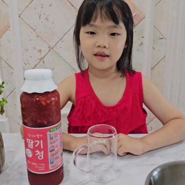 #협찬
우리 아이의 달콤 건강한 간식이 왔어요~
널위한딸기농장 🍓널위한딸기 딸기청🍓 

👧평소에 간식으로 수제요거트를 자주 먹는 워니들!
요즘은 건강한 딸기청과 함께 섞어서 먹고 있어요

💕요거트와 먹어도 맛나지만
딸기청 + 우유 조합이 끝내줍니다!!
집에서 먹는 딸기라떼~!
얼마나 맛있는지 몰라요
워니가 계속 달라는거 말리면서 적당량 주고있어요 ㅎㅎ

🌟저랑 남편은 딸기 에이드 만들어도 먹었는데
진짜 엄지척이에요~!

🌷이렇게 여러종류로 딸기청을 즐길 수 있다니~!
딸기청 통자체에 맛있게 먹는 여러가지 방법이
표시되어 있어 고민없이 따라했어요

🍓딸기 어마어마하게 들어있는거 보이시죠?
유통을 거치지 않고 바로 딴 딸기로 만들어서
싱싱한 원재료와 함께 딸기동결건조가루를 듬뿍 넣어
색도 향도 끝내줍니다^^

🌼가족모두가 건강하게 즐길 수 있는
널위한딸기농장 널위한딸기 딸기청 적극 추천합니다

ha_ha_82_

#널위한딸기농장 #딸기라떼 #딸기청 #딸기주스 #수제딸기청 #딸기청라떼 #수제청 #생딸기라떼 #생딸기청 #딸기우유만들기 #딸기우유 #딸기에이드 #딸기에이드만들기 #널위한딸기