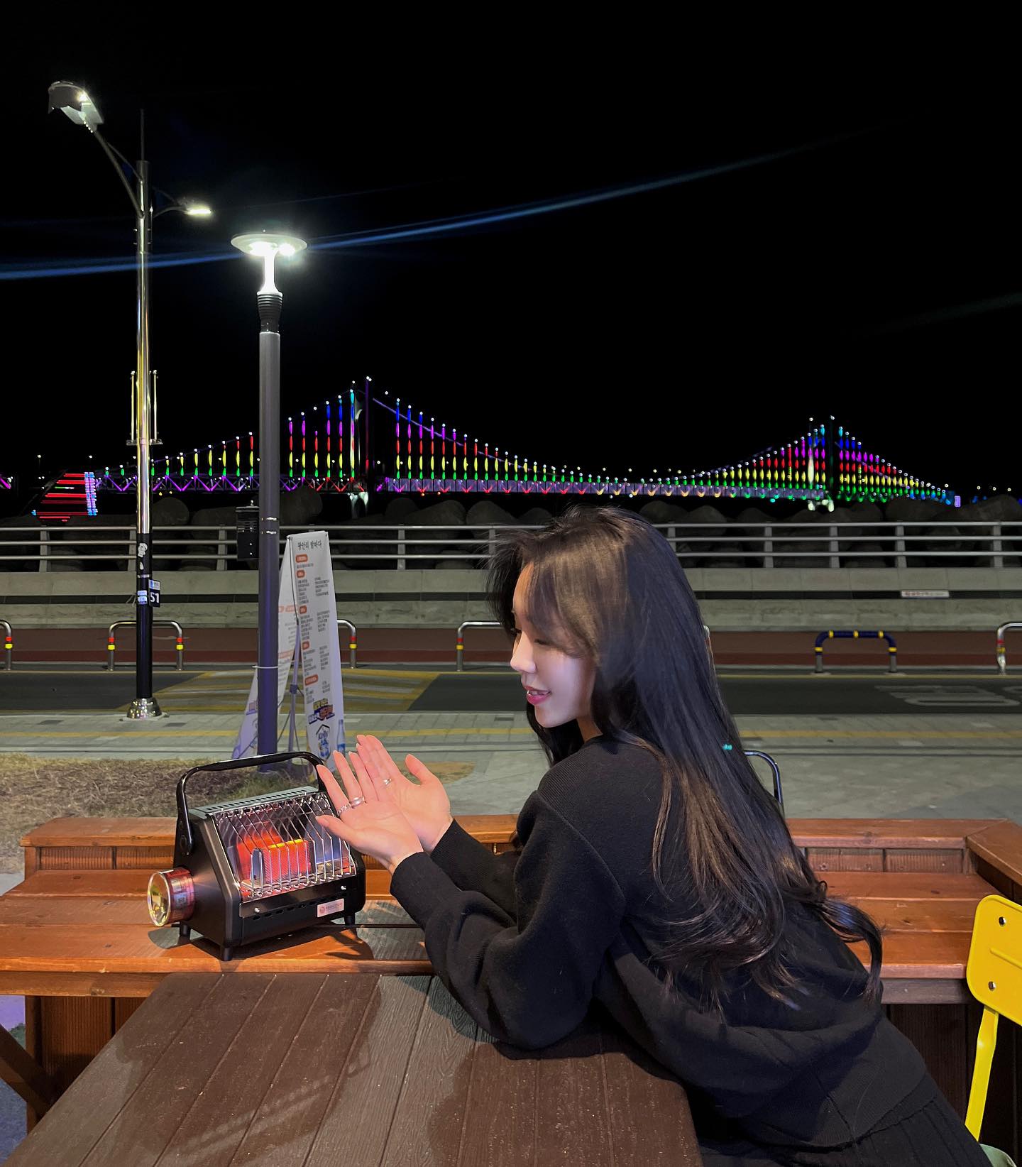 알록달록 광안대교를 만날 수 있었던 ‘광안리밤바다’ 

신규로 오픈했다고 해서 간술하러 갔는데, 너무 깔끔하고 🌉 광안대교가 너무 가까운 뷰라 새로웠어요 ! 야외테이블이 추울까 준비해주신 따끈따끈 귀여운 히터도 있답니다 ( ღ’ᴗ’ღ ) 

gwangalli_bambada 
📍부산 수영구 민락수변로 49 1층 115호

평일 17:00-03:00
주말 16:30-03:00

📞 0507-1321-4857

담엔 명란구이랑 감바스 먹어야지 !

#광안리밤바다 #광안대교 #부산데이트 #광안리술집 #광안리데이트 광안리맛집  #부산맛집 #광안리주점 #광안리안주맛집