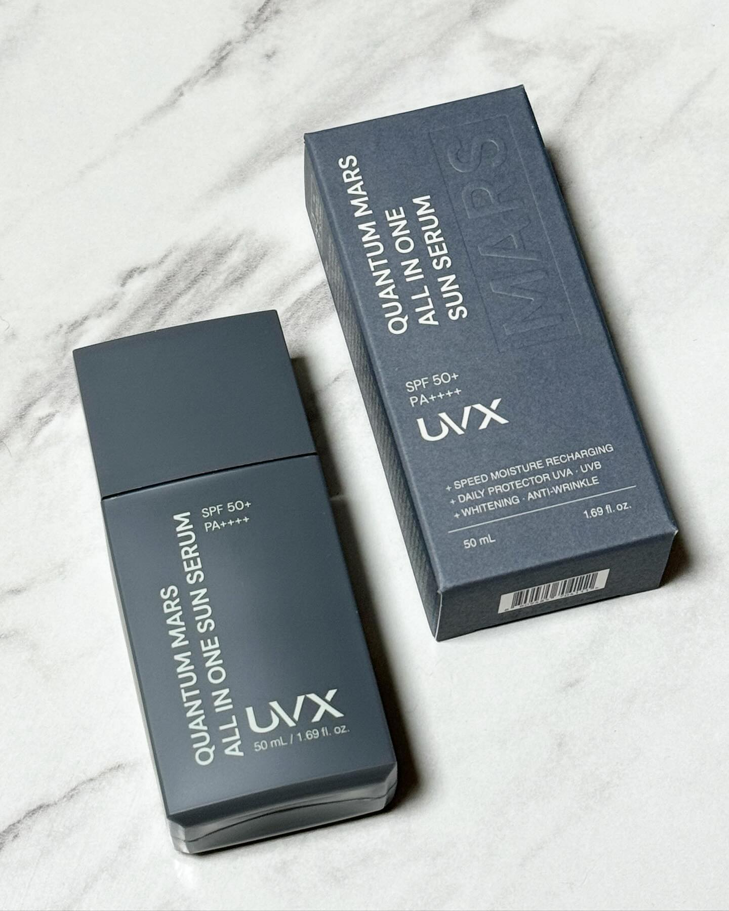 #협찬 uvx_suncare

스킨 + 로션 + 자외선차단제를 한번에 담은 마스 올인원 선세럼☀️

저희신랑은 끈적이는걸 정말 싫어해서 끈적이는 제품은 절대절대 사용하지않는데요 그러다보니 웬만한 선크림도 잘 사용하지않아서 걱정이많았는데  마스 올인원 선세럼 리뷰가 상당히 좋아서 사용해봤습니다.👍

남자친구, 남편선물, 남사친선물로 많은분들이 선택한  마스 올인원 선세럼
서퍼, 골프선수, 축구선수 등 야외활동이 많은 분들이 애용하는 남자선크림이에요💕

땀과 물에 강하고, 자외선차단지수 SPF50+, PA++++ 로 자외선차단지수가 정말 강력한 제품이랍니다. 👌

직접 발라봤을때 백탁현상없이 자연스럽게 발리고, 수분크림처럼 끈적임없이 촉촉하게 스며들어서 남자분들이 사용해도 답답하지않아 저희신랑도 아주 잘 사용하고 있답니다. 😋

사계절내내 꼭 발라줘야하는 선크림, 자외선보호 뿐만 아니라 피부미백과 주름개선에도 도움이되는 제품이라 완전 강추- 하겠습니다!✨

 #마스올인원선세럼 #UVX #올인원제품 #빅사이즈 #올인원 #올인원루틴 #올인원스킨케어 #선세럼 #뷰티 #08L #신상품나왔을땐 #남자선크림 #블로거 #올인원선세럼 #스킨케어 #남자선물 #일상 #맛집