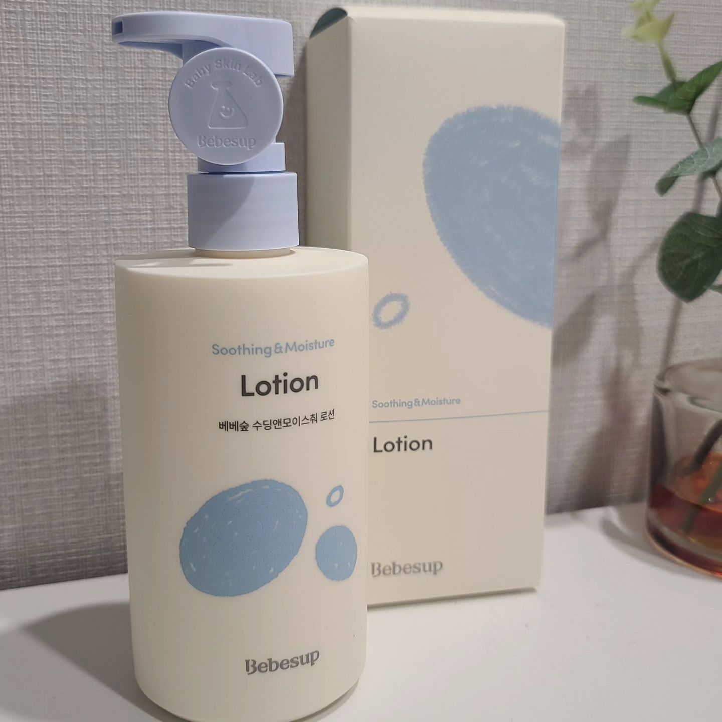 #AD
베베숲 수딩앤모이스처 로션

쮸리와 찌안이는 피부가 많이 건조한 편이라
보습력이 좋은 로션만을 사용하는데요,
보습이 좋다고 알려진 로션을 다양하게 사용해봤지만
건조한건 어쩔 수 없더라구요 😢
고보습 로션을 또 찾던 중 좋은 기회로
베베숲 '수딩앤 모이스처 로션'을 제공받게 되었어요 !

제품을 받고 1주일 조금 넘게 사용해보고 느낀 점은
☑️ 빠른 흡수력, "5초 극찬 보습"
쮸리와 찌안이는 워낙 움직이려고 하는 아가들이라
빠른 흡수력도 필요했는데, 흡수력이 진짜 빨랐어요.
바르고 움직이거나 기어도 미끄러지지 않더라구요 🫢
빠른 흡수력, 인정합니다 !!

☑️오래 유지되는 보습력, "100시간 꽉찬 보습력"
쮸리도 피부가 건조한 편이지만,
찌안이는 더 건조해서 습진도 자주 생기는 편인데요,
쮸리는 하원 후, 목욕 후에 발라주면 확실히 건조함이 많이 줄어들고,
찌안이같은 경우에는 습진 자리에 자주 발라주니 많이 나아졌더라구요 !
100시간 보습지속 인체적용 시험도 진행했다고하니 믿음이 생깁니다👍🏻

'베베숲 수딩앤모이스처 로션'이 촉촉하게 오래 지속되는 건,
아기피부연구소에서 특허받은 "라이스세라바이옴" 성분이 함유되어 있기 때문이라고 합니다 !
(라이스세라바이옴 = 쌀 유래 세라마이드, 쌀 추출물, 락토바실러스 발효물)
이 성분이 피부 수분장벽 보호과 스킨밸런스 유지를 도와준다고 해요 ~

마지막으로 용량도 넉넉하니, 오래 사용할 수 있다는 점 ! 

갑자기 추어지는 날씨, 
'베베숲 수딩앤모이스처 로션'으로 우리 아가들 건조함이 줄어들 것 같아요 😀

#아토피피부자극테스트완료 #100시간보습지속 #5초흡수 #5초로션
#베베숲 #수딩앤모이스처로션 

*해당 리뷰는 업체로부터 제품을 제공받아 작성된 솔직한 리뷰입니다*