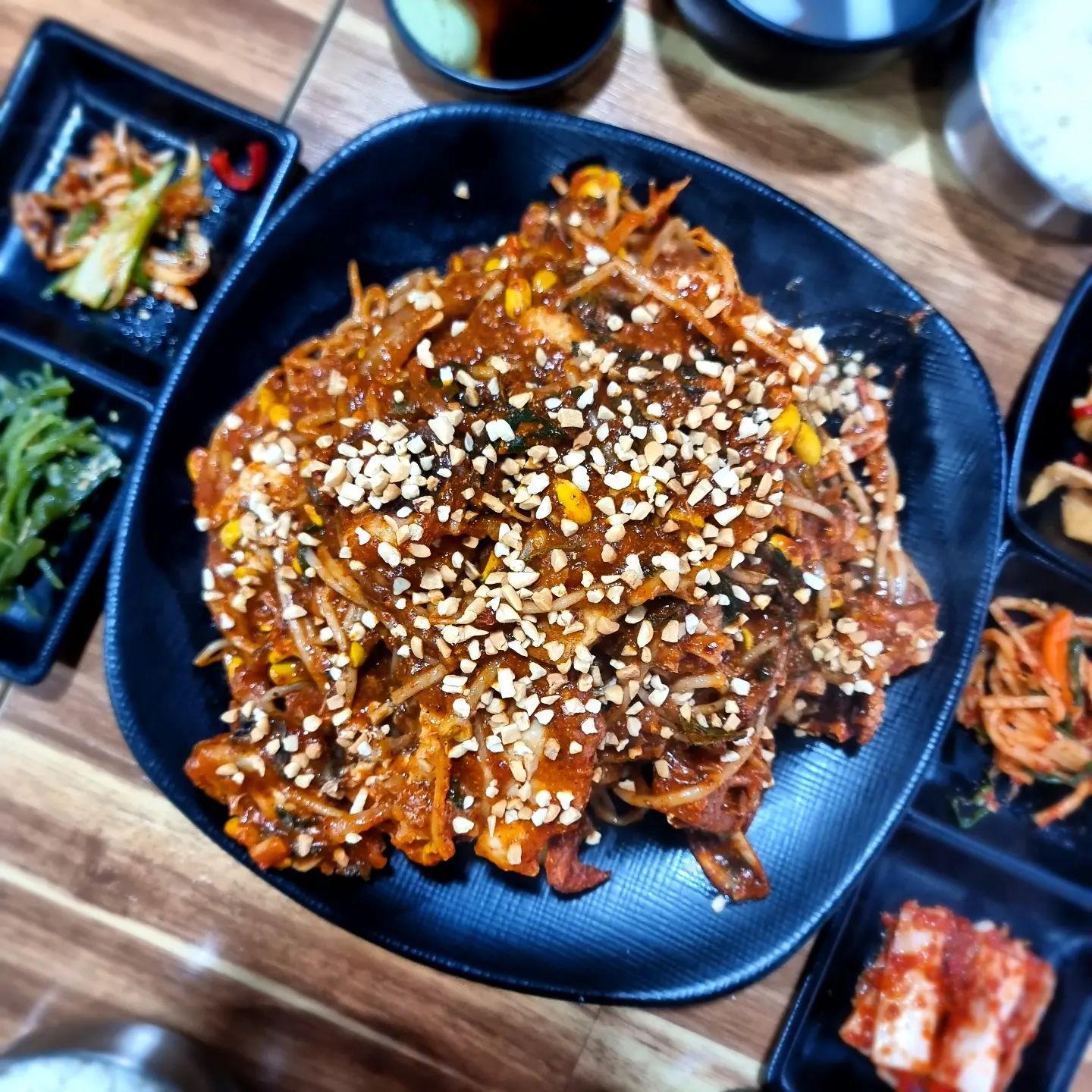 #협찬 정갈한 가정식 밑반찬에 살이 꽉찬 대구해물찜을 먹을 수 있는 온심가득💕

온심가득은 사장님이 음식솜씨가 장난아닌곳이에요!
아니다다를까 사장님 요식업경력이 20년이 넘었다고하더라구요!👍

밑반찬들도 하나하나 다 맛있고 메인음식인 대구해물찜에는 새우, 쭈꾸미, 게 등 해물들이 굉장히 많이 들어있고 탱글한 대구살이 넉넉하게 들어가있답니다😖
콩나물도 아삭하고 매콤한 양념소스와 잘 어울려서 밥도둑이였어요!🥰

소짜를 시켰는데 양이 어마무시한게 가성비로는 온심가득을 따라올 찜집이 없을 것 같아요☺️

양념이 쎄지않아 해물과 대구의 맛이 잘 느껴지는 찜이였어요!

온심가득은 1인분식사부터 시작을 해서 1인가구들에게 좋은것같아요😊

📍온심가득
📍부산 남구 전포대로 96 1층
📍영업시간 : 9:30 ~ 20:50
📍예약전화 : 0507-1449-8900

#온심가득

#부산맛집#부산남구맛집#부산남구밥집#문현동맛집#문현동밥집#부산남구배달맛집#부산배달맛집#문현동배달맛집#부산남구한식#문현동한식#부산남구한식배달#부산은행역맛집#부산은행역밥집
