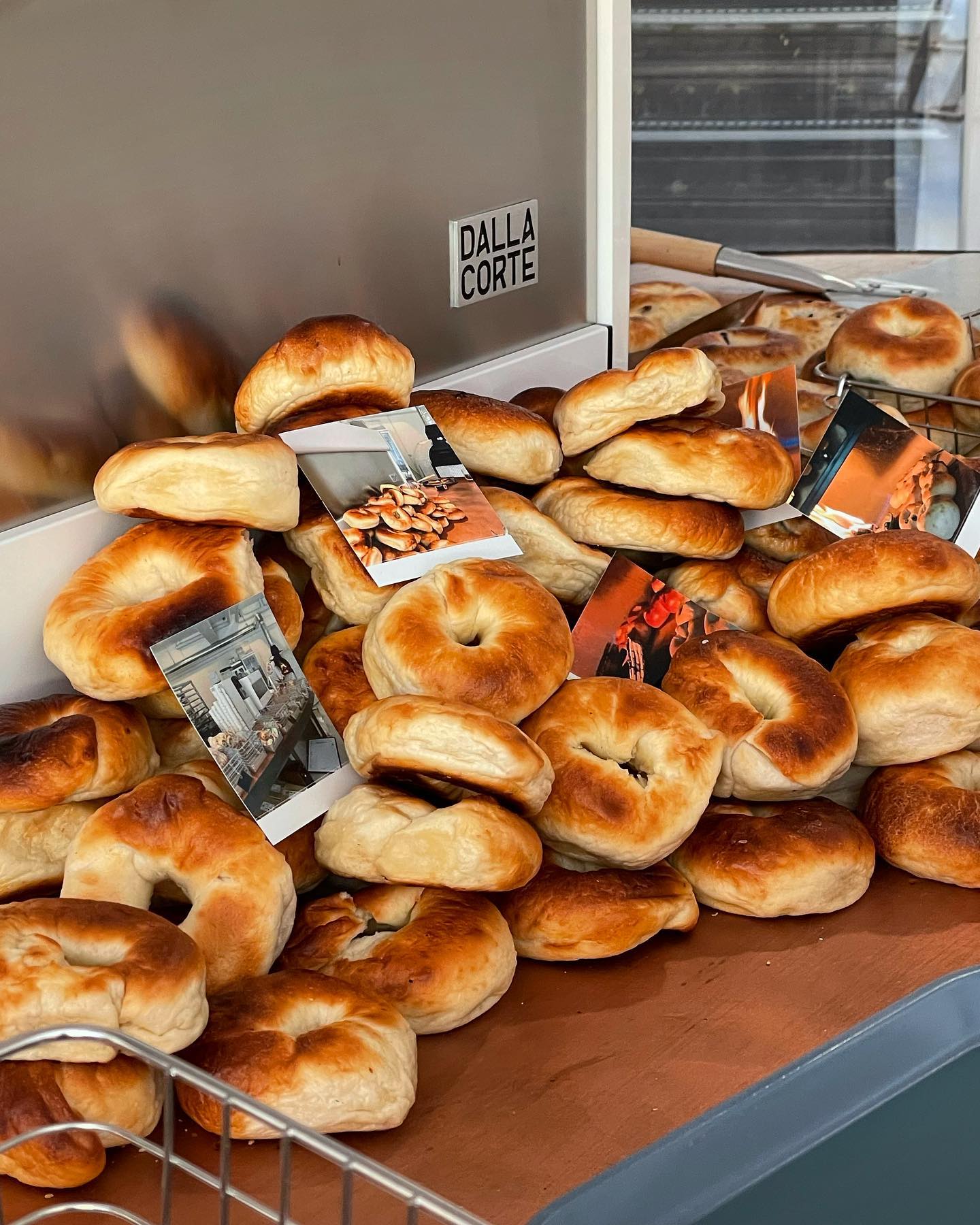 쫀득쫀득하게 만들어낸 갓 구운 베이글을 먹을 수 있는 작업실!
 #베이글작업실 bagel_workroom 

저온에서 숙성한 베이글 반죽을 매장 내에서 직접 참나무 장작을 사용한 화덕에서 구어내는 , 그야말로 베이글 작업실!

23.10.12에 오픈 한 #대구가오픈카페 #대구신상카페 #대구베이글 #베이글 

제가 먹은 베이글은 “소금빵🥯"
겉이 딱딱하지 않고 쫄깃한 반죽에 버터풍미보다는 달달한 시럽? 꿀이 들어있었답니다!

_ 시금치, 깨, 올리브, 감자치즈, 무화과치즈, 바질토마토, 갈릭, 어니언, 트리플치즈, 초코, 할라피뇨베이컨 등
당일 재료 수급에 따라 베이글 라인업이 다르다용
(감자치즈 먹으러 간 건데 제가 간 날은 없어서 슬펐어요...😥)

매장에서 취식 시 할인되는 세트메뉴와 베이글 샌드위치 브런치, 수제 잼도 함께 먹을 수 있답니다, 냠냠. 

📍대구 중구 봉산문화2길 42-23, 봉산동 136-31 (반월당역 9번 출구 269m)
🕖 10:00-17:00, 매주 수요일 휴무, 소진 시 조기마감

#대구가오픈카페 #대구가오픈 #대구신상카페 #대구신상맛집 #대구베이글