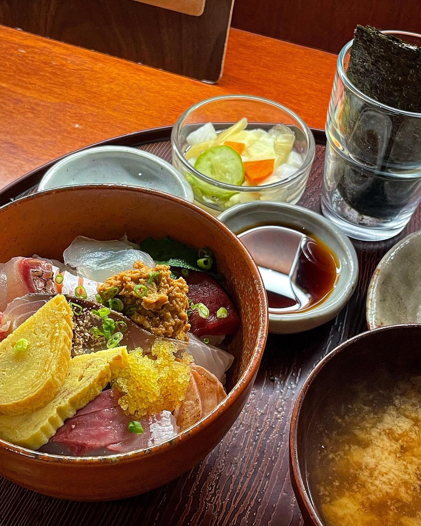 “도마29, 유이쯔에 이어 이번엔 떠먹는 초밥 「쿄우카이센」 🇯🇵”

초밥 전문점 ‘도마29’, 텐동 전문점 ‘유이쯔’, 카이센동 맛집 ‘쿄우카이센’
모두 같은 사장님이라는 사실 알고 계셨나요?
제가 초밥에 발을 들이게 된 맛집 도마29에 이어 카이센동에도 발을 들였어요 ’ᴗ‘

✔️ 카이센동 (16,000)
참치, 참돔, 광어, 연어, 고등어, 안키모(아귀간), 계란과 제철 생선을 포함한 10피스로 구성되어 있습니다. 

간이 알맞은 따끈한 밥 위에 갖가지 해산물들이 올라가 있어요. 정말 맛있었고, 탱탱하고 두꺼운데다가 하나도 안 비려서 좋았어요! 바자리에 앉았는데 은은하게 음식을 비추는 조명마저도 분위기가 있었고 인테리어도 고급졌어요. 직원분들도 모두 친절하시고 먹는 방법도 메뉴판에 상세히 설명이 되어 있었어요. 김, 밥, 시소잎, 장국 리필도 가능해서 배부르게 먹을 수 있었어요. 

#카이센동 

📍 대구 중구 명륜로23길 73
.
.
.
kyoukaisen__ #쿄우카이센 #카이센동맛집 #반월당일식 #남산동맛집 #대구맛집 #대구일식 #일식맛집 #먹스타그램 #먹스타맞팔 #좋반