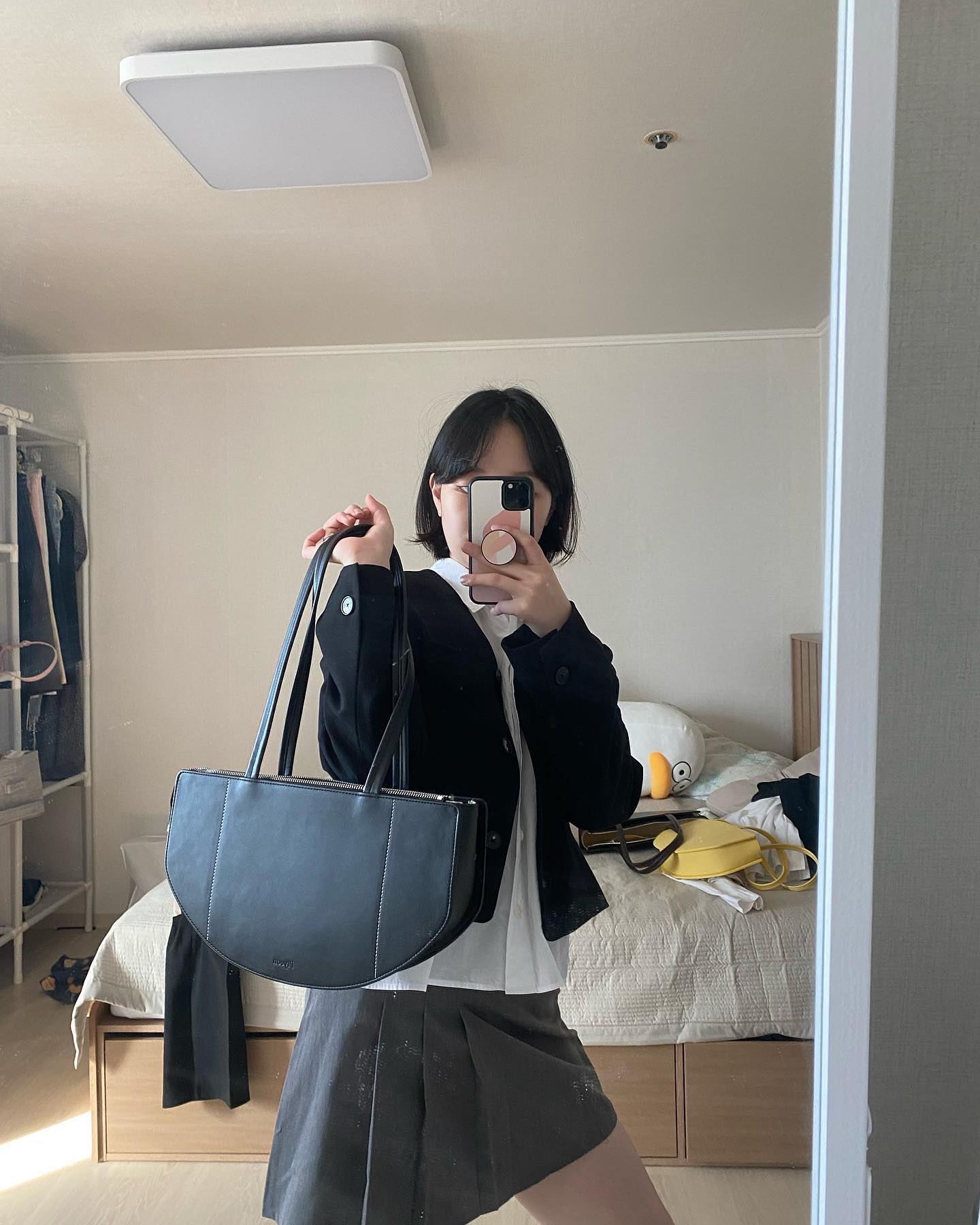 ⠀
[펀딩 스토리 완성기 / 팝업 준비]

혼을 갈아 완성한 배래백 펀딩 스토리!!
⠀
이번에는 처음으로 내 얼굴도 들어갔고, 조금 더 솔직하게 제작 스토리를 풀어보았다.
스토리 만드는 것도 많이 익숙해졌지만, 내 제품의 소구점과 매력들을 소비자들에게 느끼게 하는 것은 아직도 어렵다.
마냥 자랑만 늘어놓는 것 보다 단점에 대해 제대로 바라보고 이를 해쳐나간 과정이 담긴 이야기를 좋아하시는 분들이 계시기에 그 적정선을 담백하게 담은 스토리를 작성하려고 노력한다.
⠀
완성된 페이지 주변에 보여주는데 내 사진이 너무 많다고 계속 빼란다. 흥
⠀
가끔 보이는 제 모델컷들은 슉슉 넘겨주시고, 시간 되시면 진심을 담아 제작한 이번 배래백 펀딩 스토리 한번씩들 천천히 봐 주시면 넘 행복할 것 같습니다🙇🏻‍♂️(손목이 망가질 만큼 열심히 작업했어요!!!)
⠀
더불어, 25일(내일)부터 30일까지 파르나스몰에서 피연 브랜드 단독 팝업을 진행합니당.
저 6일 내내 상주하고 있으니 많이많이들 와주세요.ㅎㅎ
집에서만 작업하니 지인분들 넘 보고싶엏ㅅ!!!
삼성역 코엑스 근처에 위치한 백화점이에요 시간되면 누구든 와줘 .....🤍🫶🏻
⠀
#하나끝나니 #다시큰게온다 #계속계속 #화이팅 !!!!