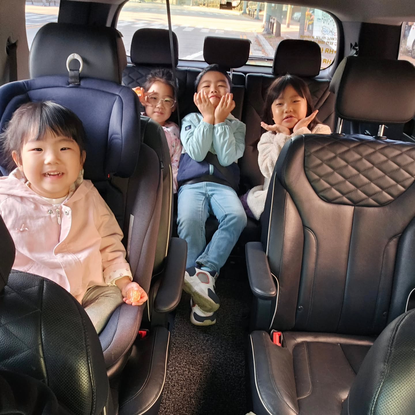 찬혁이 베스트프렌드들과 경복궁투어😁
한 10년만에 간거 같은 경복궁😁

찬율이는 언니들한테 공주대접받고 옴ㅋㅋ

찬율이 잘 챙겨준 혜정이 정원이 고마웡😍

#경복궁 #베스트프렌드