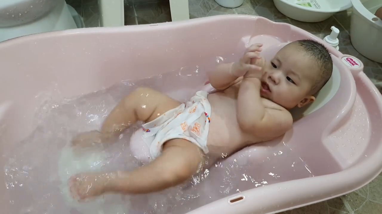 #나의하온👶
D+156] 
물 좋아하는 아가
수영장 가야할판❤️
물장구 귀엽😀
#아들맘#토끼띠아기 #육아