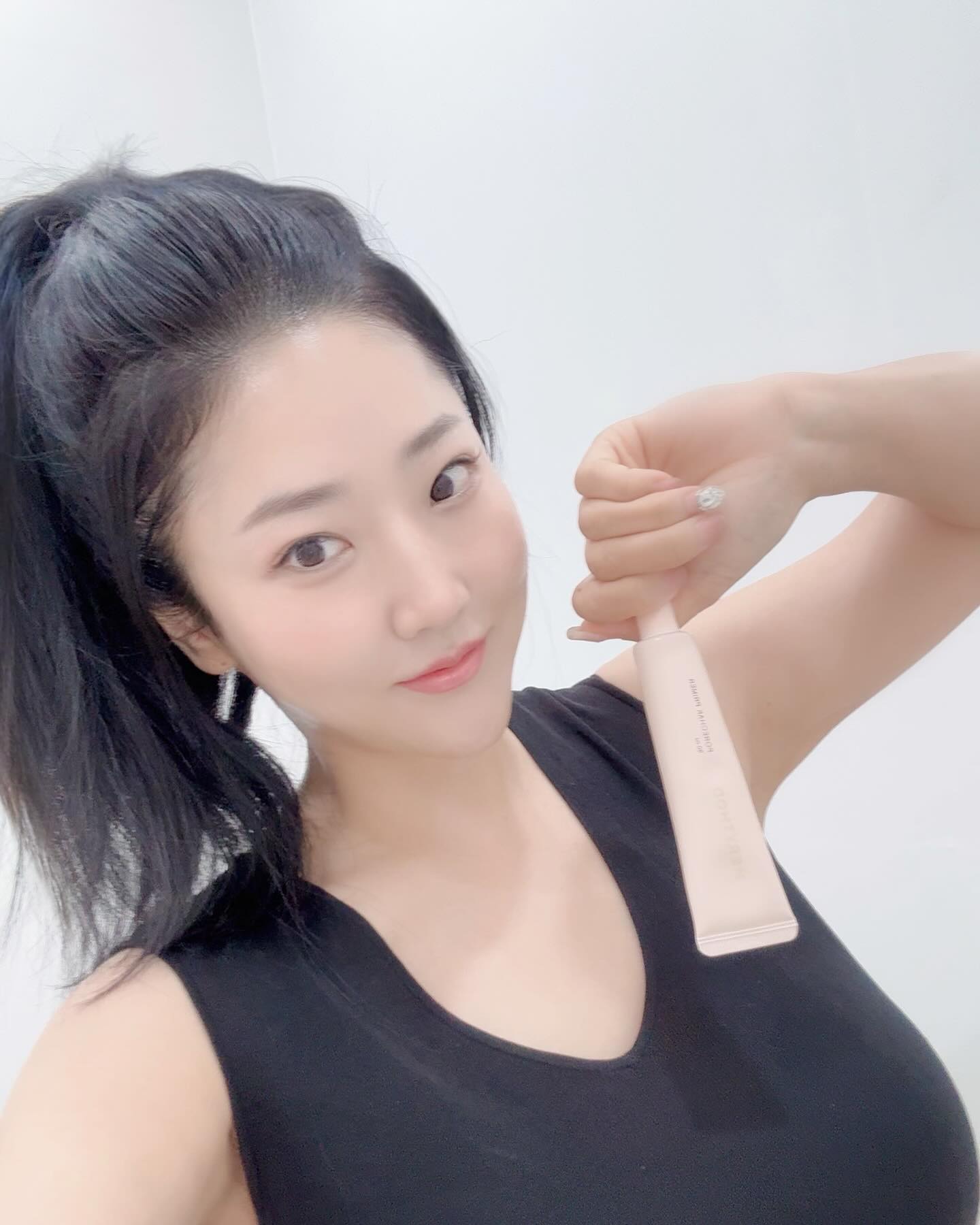 #광고 
울퉁불퉁 모공에~ 얼굴 요철 부자 모여라앙👏🏻
#메리쏘드 로 매끈!

얇은 코팅막으로 화장발 잘 받는 피부가 되그등여.
울퉁불퉁한 요철도 깔끔하게 정리해 주고
세범 컨트롤 파우더가 번들거림을 케어해서 
뽀송뽀송한 피부로 변신!
끼임, 뭉침 걱정 없어서 화장 전 필수템!
발림성도 넘나 좋아서 부드럽게 세럼 제형으로 
메이크업도 밀리지 않아 죠아요💚

#메리쏘드모공착프라이머 #모공착프라이머 #프라이머 #세럼프라이머 #여름 #화장부스터 #수분프라이머
#프라이머추천 #메리쏘드프라이머