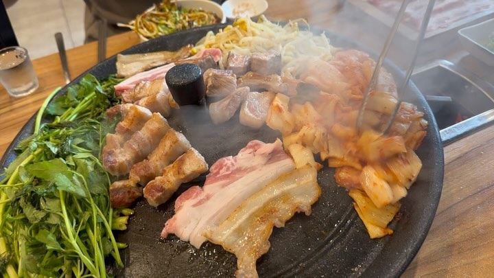 솥뚜껑 미나리 삼겹살은 언제나 옳아 🥰

#화랑 #관저동맛집 #솥뚜껑삼겹살 #볶음밥 #모듬한판 #삼겹살 #맛집 #미나리 #미나리삼겹살 #항정살 #목살 #가브리살 #단골 #비오는날
