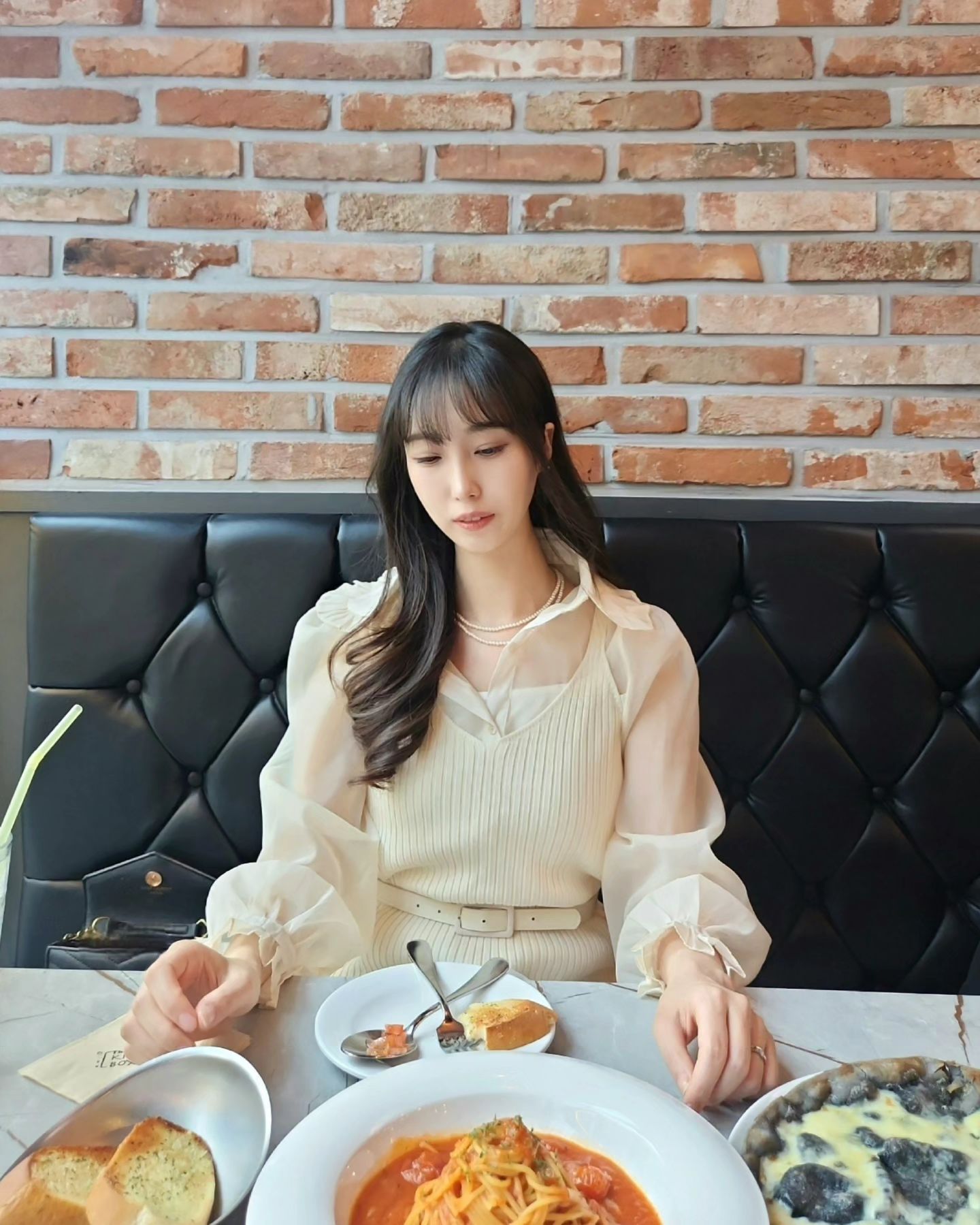 #협찬 

이번엔 화성 송산에 위치한 
키친박스에 다녀왔는데요 🍝

스파게티, 파스타전문점으로 
분위기도 좋고 , 맛도 좋아
덕분에 행복한 식사하고 왔답니당❤️

가격까지 합리적이라
가족식사나 데이트하기로 추천드려영🫶🏻

.
.

✅️파스타는 이태리산 오일면과 국내산 휘핑크림 사용
✅️그밖에 재료들도 100% 자연산 치즈와 
  매일 들어오는 신선한 식재료 요리함 

.
.

📋메뉴
❤️커플세트 28,500
🥖바실리코바(4조각)+

🍕고르곤졸라피자 
-먹물도우와 담백하고 고소함

🍝뽀모도로
 -토마토파스타

🔋사이다 2잔 

.
.

🍝화성 #키친박스송산점 
🍝kitchen_box_songsan

📍화-일 11시-21시
📍매주월욜 정기휴무
📍10단체룸! 무료주차

✅️주차장입구 훌라라치킨 or
족발신선생매장 옆 지하주차장

.
.
.
 

#새솔동점심밥집 #새솔동모임장소 #새솔동파스타 #키친박스새솔동 #새솔동맛집 #남양읍맛집 #송산맛집 #안산파스타 #안산가성비맛집 #비봉맛집 #송산신도시맛집 #송산그린시티 #남양읍맛집 #화성시청맛집 #화성시청 #안산사동맛집 #새솔동모임 #새솔동데이트 #먹스타그램 #새솔맘 #화성맘 #화성맘카페 #안산맘카페 #해양동맛집