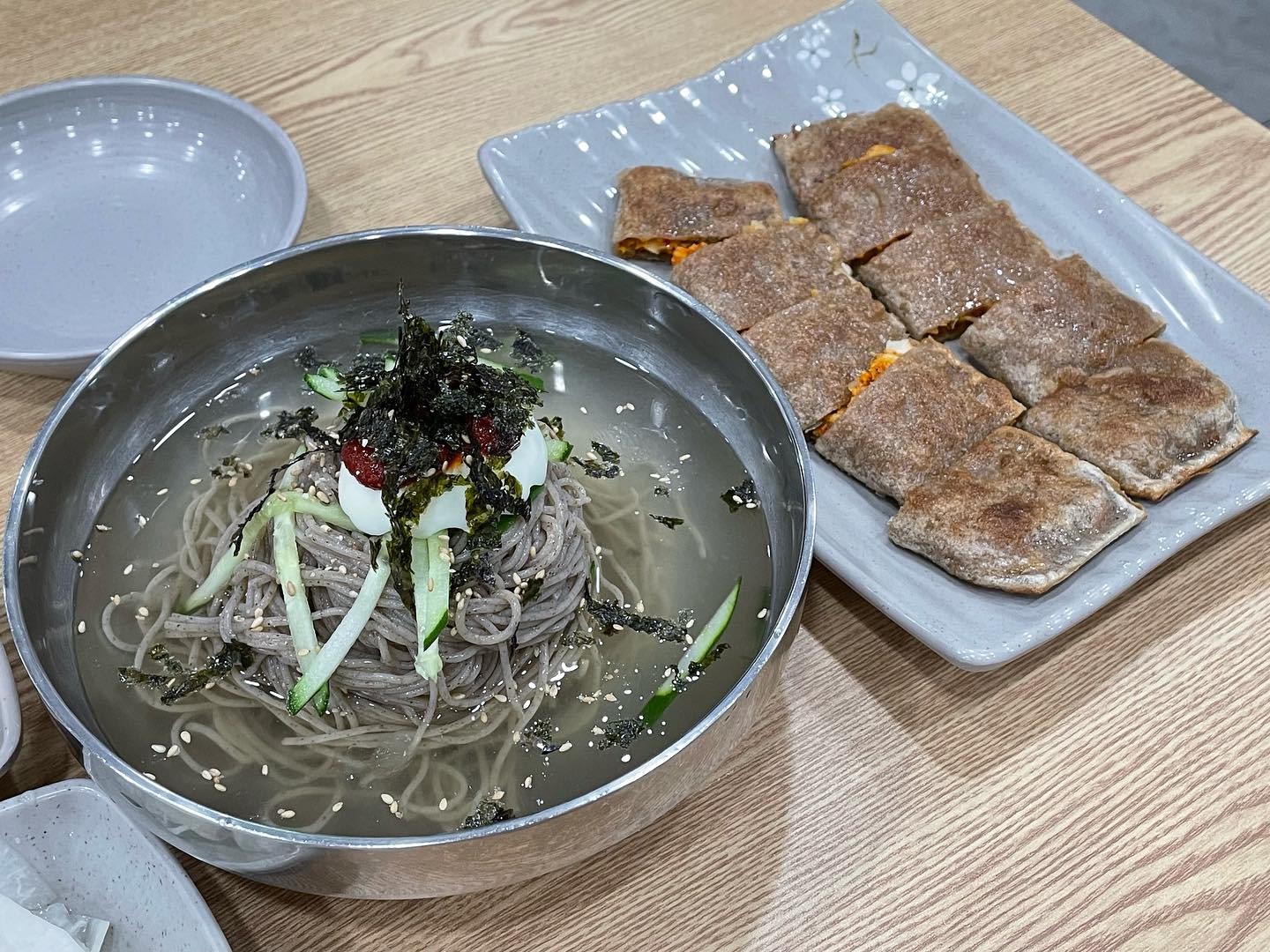 꿩 드셔보신분…?

📍#꿈꾸는메밀 #용산 #아이파크몰 
🍽️ #메밀꿩찐만두 #메밀전병 #물막국수 

이름부터 귀여운 꿈꾸는메밀이다.
개인적으로 막국수는 신발벗고 들어가는 곳이어야 맛있다고 생각하는데, 여긴 반례로 들 수 있을 듯
아이파크몰엔 버거 치즈 등 느끼한 메뉴가 주라 매번 아쉬웠는데, 꿈꾸는메밀이 그 아쉬움을 딱 달래준다

여긴 신기하게도 꿩만두가 있는데,, 나한테 꿩은 귀여운 이미지라 굉장히 낯설었다
이 날도 먹었는지 안먹었었는지 기억이 없다

* 21년 7월 사진입니다