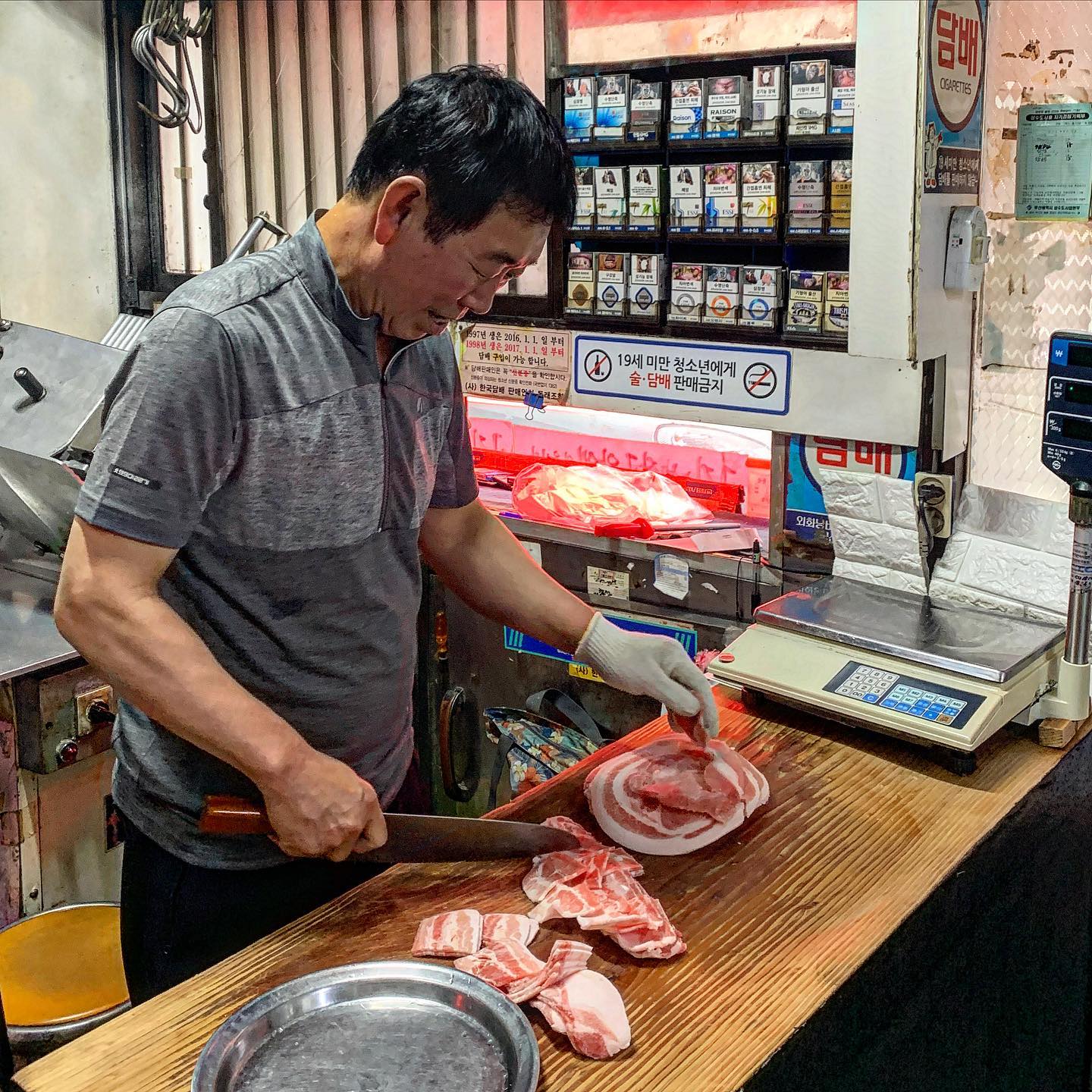 부산 명장동 #세명식당 <🌟🌟🌟🌟>
.
주문하자마자 즉석에서 썰어주는 얄부리한 냉삼 찐 노포맛집,정육점이랑 고기집을 같이 운영하셔서 고기질은 말하기도 입아프지뭐〰️ 어릴때 엄마 심부름으로 5천원치씩 사가던 딱 그 얇은 옛날삼겹살의 정석이다
.
은박지 하나 싴하게 깔고 쎈불에 호다닥 구워먹는 그맛이란,,😵‍💫 콩나물,버섯,김치도 돼지기름에 튀겨져서 존맛그잡채✔️ 밑반찬도 단촐하지만 집밥느낌 물씬나는 손맛좋은 반찬들이었는데 딱 하나 아쉬운점은 된찌가 너무 시판된장에 밍밍한 느낌.. 된찌빼고는 전체적으로 대만족! 다음엔 김치찌개로 도전✌️
.
.
▫️ 부산 동래구 명안로71번길 54