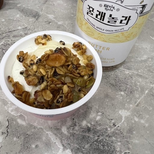 #협찬 #그래놀라#버터 #수제그래놀라 #다이어트 그래놀라 귀리가 베이스이고 달콤함을 더해주는 벌꿀이 들어있어 더 맛있어요~ 식사대용으로 먹기좋고 요거트나 샐러드에 넣어서 먹으면 고소하니 더 맛있게 먹을 수있네요 맛있어서 계속 손이가는건 비밀~🤣🤣 한통에 1038kcal
