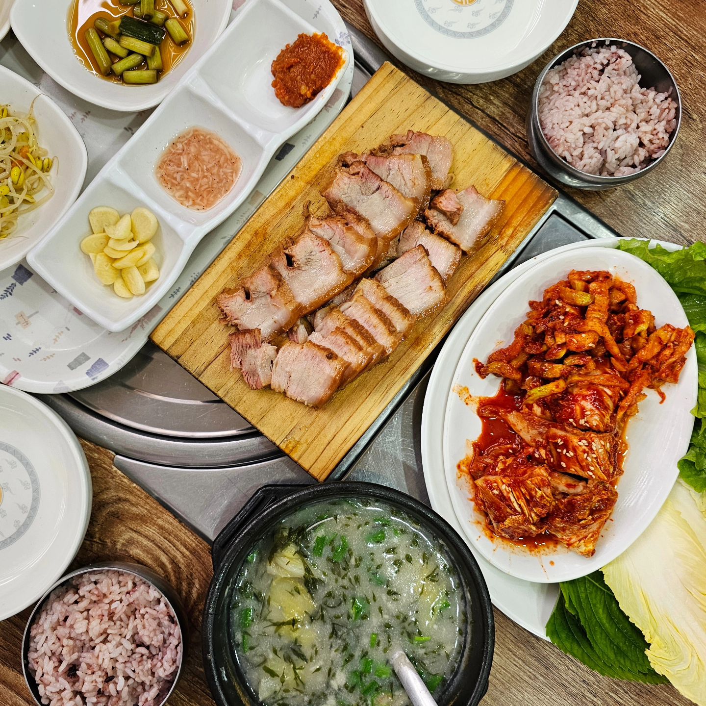 #협찬

제주의 첫 일정이었던 #할망네돔베고기 

늘 먹고 싶은데 주변에 파는곳 없는 고기국수ㅠㅠ
넘 그리웠짜나ㅠㅠㅠ🙂
고기국수 먹을때 돔베고기 안먹는건 반칙 아니겟어유🍜

여기 세트 구성이 너무너무 좋고 가성비 짱이에요 👍 
1인분 혼자 먹음 세트가 15000원인데,
2인 이상이면 12000원!! 인당 3천원씩 6천원이나 할인🙈
뭐이런 막퍼주고 개이득인 집이 있나욤!!!!!

반찬도 매일매일 바뀌는거 같더라구요:) 
기본 반찬도 너무 마시써ㅓㅓㅓ❤️
세트는 돔베고기에 몸국 그리고 공기밥 두그릇이 나와욤!

저 몸국 처음 먹어봤는데 이거 완전 슴슴하니 제 스타일🎶
제주가면 이제 몸국 찾아서 먹을거 같아요!
돔베고기에 고기국수는 뭐 말이 필요있을까유ㅠㅠㅠ🤍

진짜 가성비란 이런것이다! 제대로 보여주는 #제주도민맛집
#제주공항맛집 을 찾으신다면!!! 차로 15분 거리 🚗 
가까운 맛집으로 당장 달려보세욤 😉

✔️ 돔베정식 2인 24,000원
✔️ 고기국수 9,000원

🏡 제주 제주시 우정로8길 6 101호
⏰️ 11:00 ~ 22:00
☎️ 0507-1406-3557

#제주외도맛집 #외도맛집 #제주돔베고기
#제주시돔베고기 #제주고기국수 #제주시고기국수
#제주고기국수맛집 #외도고기국수 #외도돔베고기 
#제주시맛집 #제주로컬맛집 #제주북쪽맛집
