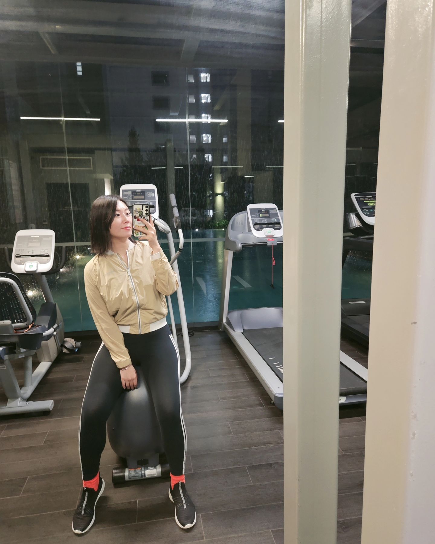 #싱가포르

일하러 온 외국 짜릿하다:)
해외 호텔 헬스장 못참지!
수영장뷰~~!!

근데 너어어무 습해ㅠ
#오운완 #오운인 #운동소통