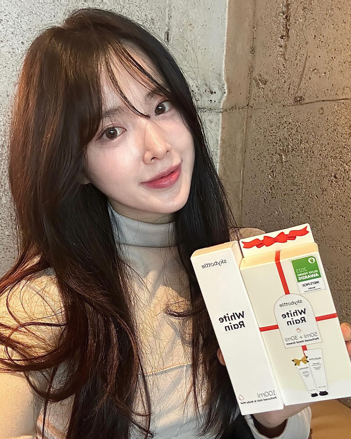 요즘 제가 매일 챙겨다니면서 쓰고있는 스카이보틀 핸드크림🤍

보습력은 말 할 것도 없고 향이 너무 좋아용🥰

지인한테도 써보라고 권했는데 향이 너무 마음에 든다고해서 선물했오요..!!☺️

연말/크리스마스 선물로 딱인 스카이보틀 핸드크림 기획세트(30ml 추가 증정 합니다🎁)

올리브영에서 구매 가능합니다 ㅎㅎ

개인적으로 증정되는 30ml 핸드크림은 주머니에 쏙 넣고 챙겨다니기 너무 좋아서 요즘 매일매일 함께합니다,,💝

#스카이보틀 #크리스마스선물 #연말선물 #올리브영핸드크림