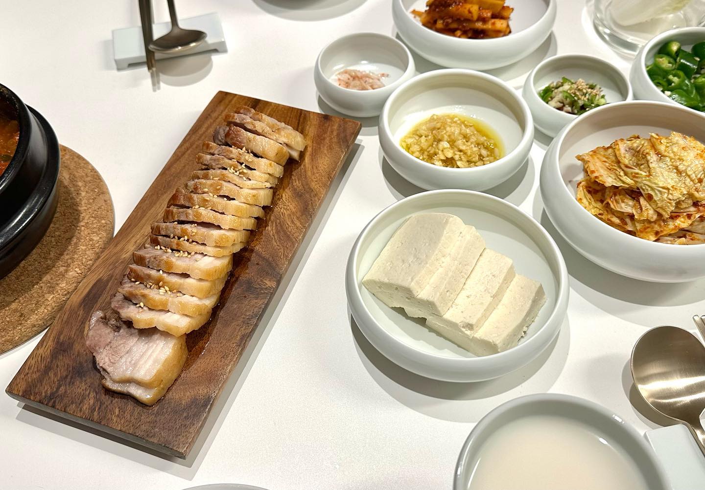 지난 저녁 보쌈정식!
라기환 식기 사고선 뭐라도 해서 담고싶은 마음에 열심히 차린 저녁ㅎㅎ고춧가루 보관이 잘못돼 김치 맛이 이상해져서 아쉬웠지만ㅠㅠ요리도 잘 되고 그릇도 예뻐서 신났던 날💕

rkh__official 

#라기환#백자#백자식기#테이블웨어#저녁메뉴추천#보쌈#보쌈레시피#무수분보쌈#월요일저녁#홈술안주#막걸리안주