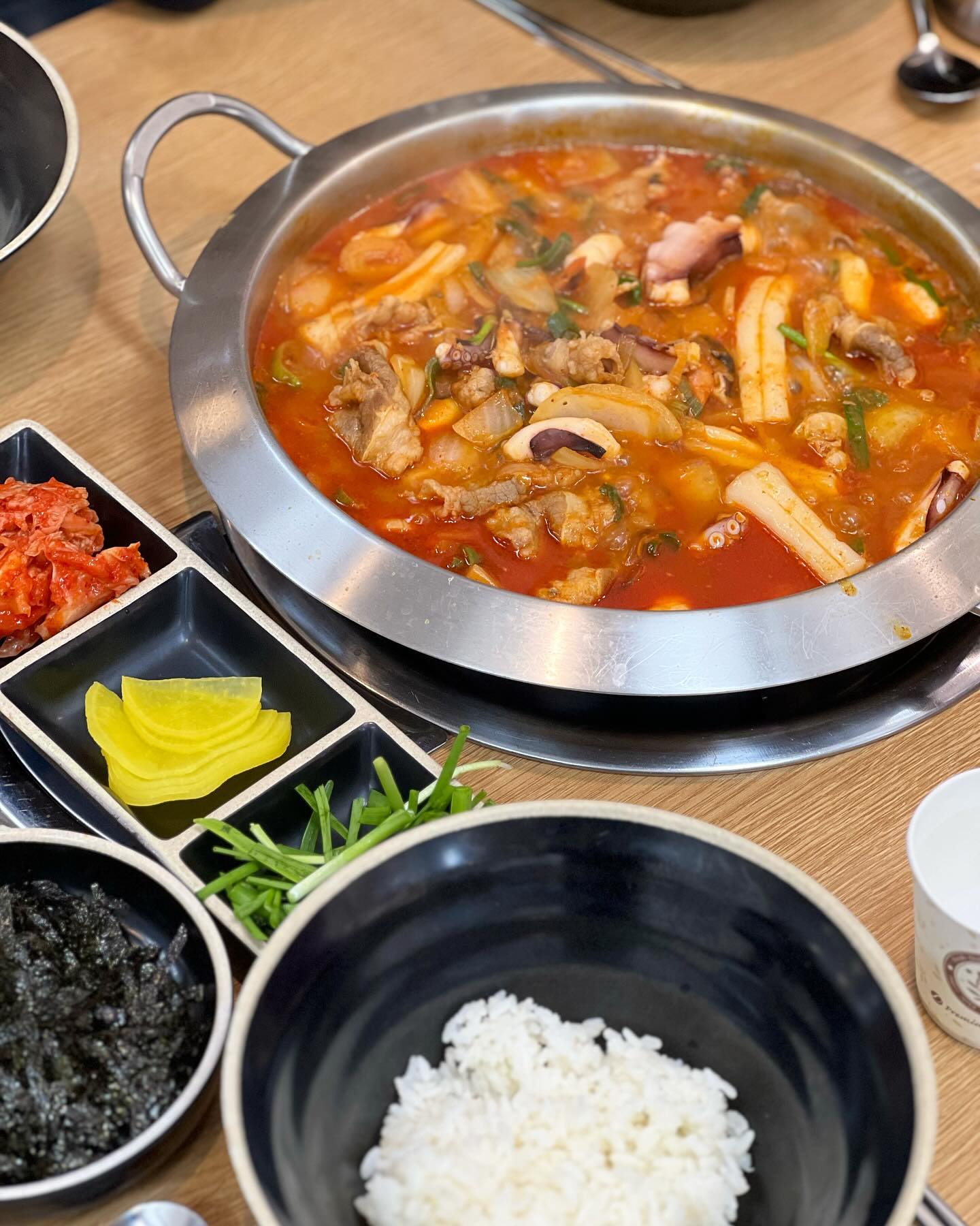 #협찬

찐맛있다
낙우새전골에
밥비벼 먹고
또볶음밥까지!

셀프바에서 편하게 추가반찬갖다먹을수있어
넘좋았음
특히 매장이 넓고 청결해서 
모임해도 딱좋구요
구디근처니까  접근성도좋고🫰🏻

자주가야게쓰
점심특선먹으러 갈사람👋🏻👋🏻

5.13_franchise 
#낙우새 #구로낙곱새#구디맛집
  #구로디지털맛집 #구디 #구디맛집 #구로디지털단지맛집 
#구로디지털단지역맛집 #구로동맛집 #구로구맛집
 #구로디지털 #구로곱창  #서울맛집 #구디낙곱새