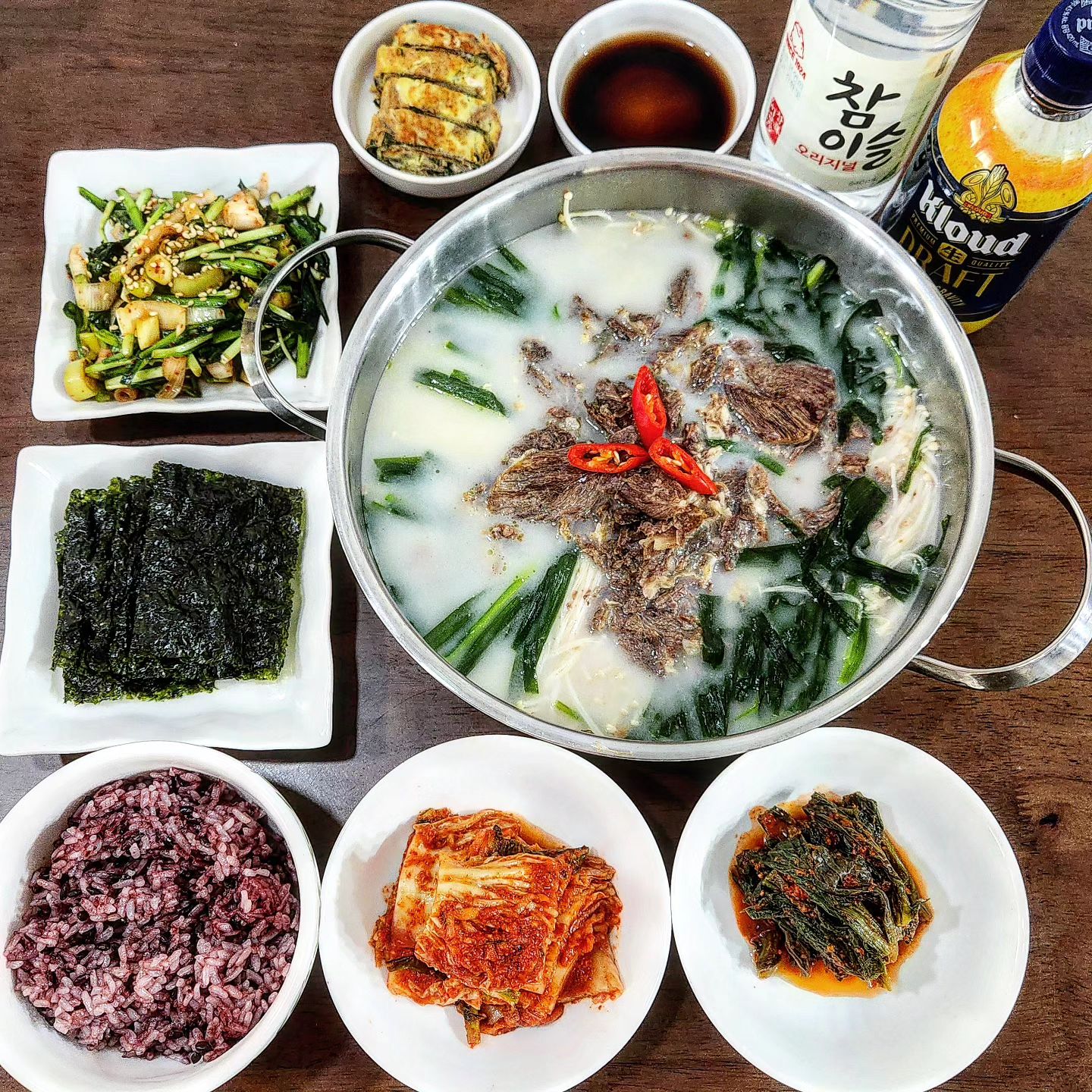 눈이 펄펄 내리는 오늘은 집콕모드 🥹🥹
아빠식당 🐮간편수육&사골곰탕을 이용해
속이 뜨끈뜨끈해지는 수육전골 만들었어요
😘😘팽이버섯이랑 부추 깔고 수육 올리고
곰탕국물 부어 끓이면 끝이라 5분컷 완성✌️
비주얼은 몇만원짜리 안주같아서 뿌듯💕💕
야드르르르한 수육은 반찬으로도 안주로도
너무도 사랑스러워요 🩷🩷 소맥 못참쥐
모두들 ☃️눈길+감기 조심하세요오 🫶🫶🫶
.
hg_food_
#협찬 #아빠식당 #쉬운요리 #사골곰탕 #곰탕밀키트 #밀키트추천 #밀키트맛집 #수육맛집 #수육전골 #간편수육 #홈포차 #감자칼국수 #집밥추천 #홈스토랑 #좋반