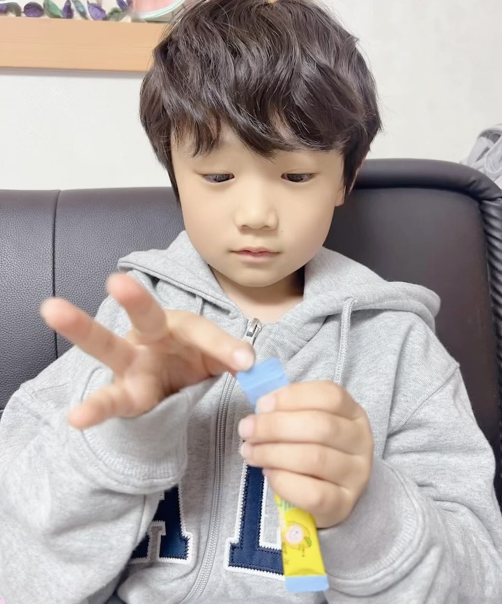 #광고 젤리를 제일 좋아하는 찌우가 너무 맛있어하는
유산균이 입안에서 톡톡터지는 과일맛 #상아톡톡유산균

섭취가 간편한 스틱포장형태로 휴대해서 먹이기도 좋고
17종 혼합 유산균 2000억 0.3%함유로 우리아이를 위해 엄선하여 담은 부원료까지
믿을 수 있는 한전한 제조 해썹인증을 받은 #어린이유산균

딸기맛, 포도맛, 레몬맛이 있는데
찌우는 특히 포도맛이 제일 맛있다고 하더라고요!