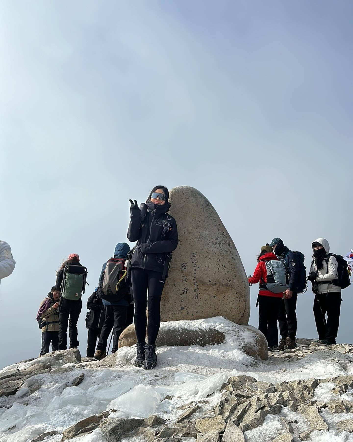 태어나 처음 해 본 1일 3산
🏔️천황산 / 재약산 / 고헌산
순수 등산 시간만 따지면 산 1개 타는것보다 덜한데도
새벽에 이동 + 케이블카 오픈시간 기다리고
배고프지만 대충 라면먹고 (꿀맛) 
재약산으로 이동해서 무거운 발뒷꿈치를 이끌고 
산을 타는게 심적으로 부담스러웠어요🥲
 
그래도 재약산 정상에 1시간만에 올라
소리지를만큼 산을 타면서 처음으로 
묘한 뿌듯함을 느끼고 돌아왔어요. 

🐻후유증 : 그나마 멀쩡했던 왼쪽입술 옆도 찢어짐
(애기숟가락으로 밥 먹으라는 처방 내려짐)

나보다 더 힘들었을 스승님
운전해주시고 이끌어주셔서 감사합니다❤️