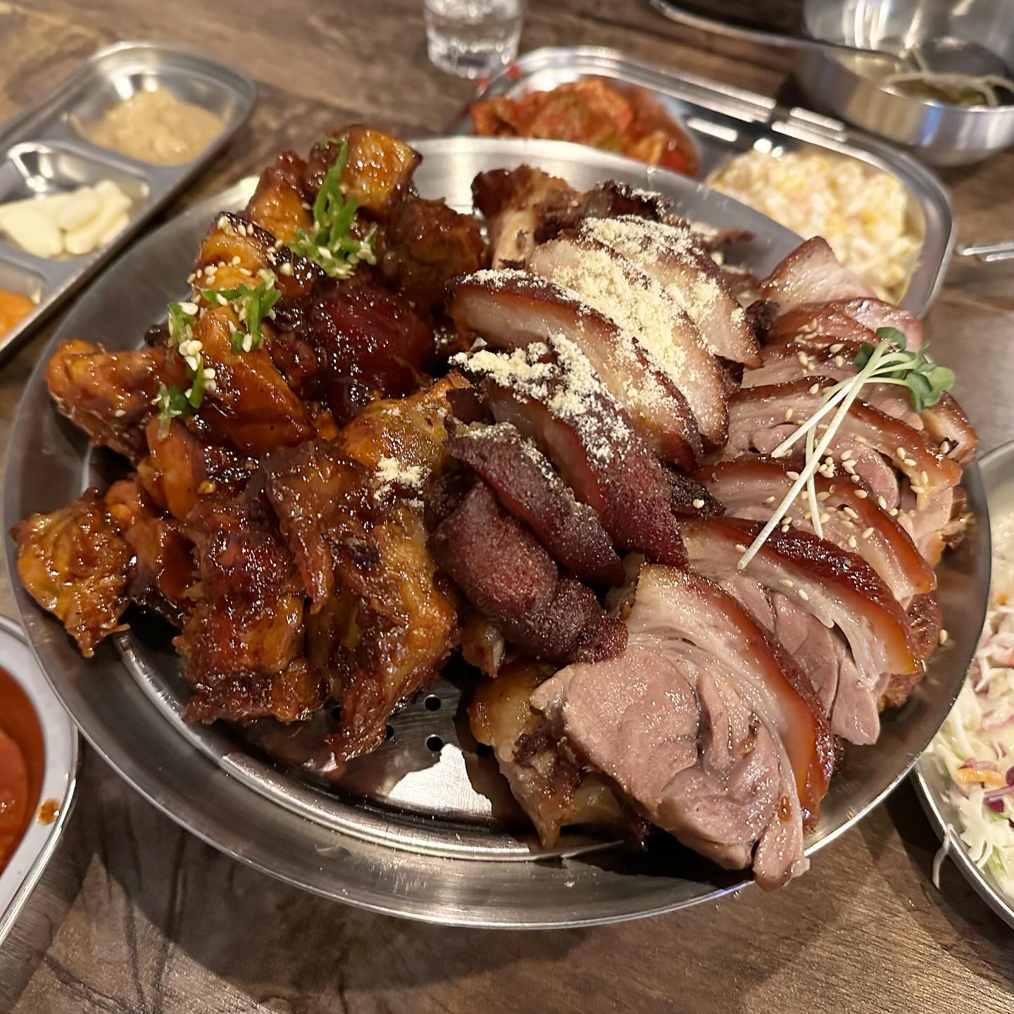 #달밤족발

요집 처음 가봤는데 #튀김족발 유명하대요
맛은 있는데.... 간이 살짝 쎈편이라 노올랐어요
하지만 맛은 있드라구요👍🏻😋

3가지맛을 동시에 먹을수있어요
오리지날#족발#매족#튀김족발 요렇게
든든 그자체 💪🏻💪🏻💪🏻