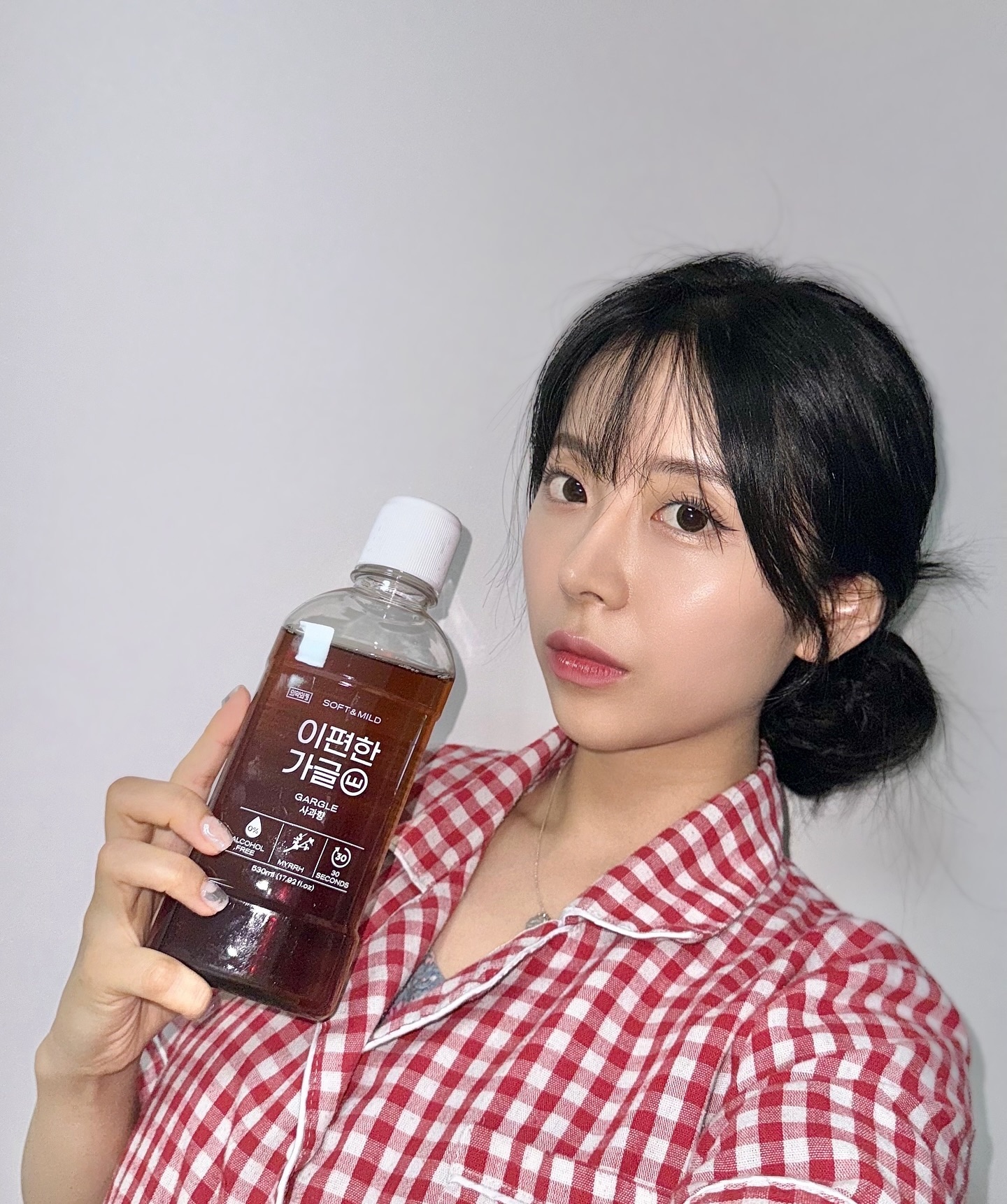 #제품제공 made_by_dr.pharm 
양치질 해도 은근히~~ 입 안 텁텁한 날 있죠?.?

✅‘이편한 가글’은 천연성분으로
무알콜, 타르색소, 사카린 나트륨 
몸에 안좋은 물질이 들어있지 않다는데요!

그리고, 구강도 피부로 생각하여 
피부저자극 테스트까지 받았다고 하니!

이편한 가글해 봤는데 (마지막 짤 주의..🙇‍♀️)
뱉어보니 찌꺼기들이 눈에 훤이 보여요!
몰약등 천연 흡착 성분이 칫솔질이 잘 닿지 않는
목뒤부분까지 싹~! 입 안 청소를 해주는~

특히 양파, 마늘 먹고나서는 
양치로 끝내지 않기😎

이편한 가글은
무엇보다 가글향부터 달콤하니 좋더라구요! 
🍏사과향이라서  양치 제대로 하지 않는 아이들,
입안 건조한 부모님들!
모두모두 촉촉하게 사용할 수 있으니 
선물로도 좋겠어요! 

#이편한가글 #무알콜가글 #약산성가글 #구강케어 
#잇몸관리 #편도결석가글 #가글추천 #양치후가글