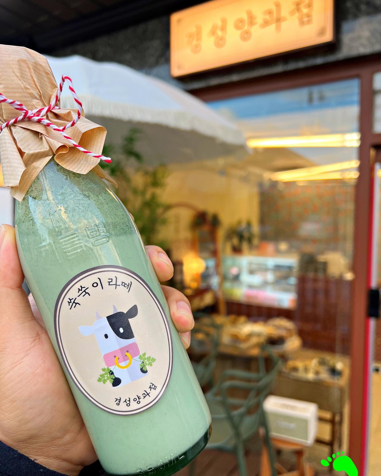 버터바가 맛있는 카페
파주 야당 '경성양과점'
⠀
-일, 월요일 정기휴무
11:30 ~ 19 :00
영업시간이 짧아요!! 참고하세요!
⠀
-주차
인근 주차장이용!
⠀
-예약
매장에서 먹을 공간이 협소해서
테이크아웃을 하는걸 추천드려요!
혹시 드시려거든
0507-1462-0397
전화로 예약하고 방문하시는거 추천^^
⠀
-콘옥수수크럼블
가격 :4,200원
-쑥쑥이라떼
가격 :4,800원
-딸기라떼
가격 :4,200원
-블루베리크럼블
가격 :4,200원
-황치즈버터바
가격 :4,800원
⠀
매장에 들어가자마자 버터향이 진짜...
디저트 주문을 안할수 없는 카페였어요
⠀
경성양과점은 최고급 프랑스산
고메버터와 크림치즈를 사용한다고하는데
어쩐지 맛있더라구요...ㅋㅋㅋ
⠀
요즘 핫한 약과 쿠키부터 버터바까지있는데
저는 진짜 황치즈버터바는
꼭 드셔보시라고 말씀드리고싶네요!
⠀
완전 꾸덕하면서 쫄깃해요
1인 3개 한정판매를 하시는데
그만큼 이미 인기가 많은녀석이였습니다
⠀
콘옥수수크럼블은 풍미가 엄청 좋구
겉은 바삭하고 안은 되게 크리미해요!
이것도 맛있긴한대 황치즈버터바에서
헤어나올수가 없네요 ㅋㅋㅋ
⠀
콘옥수수대신 블루베리 들어간
크럼블도 맛이 좋았습니당
⠀
그리고 음료는 '쑥쑥이 라떼' 이게
시그니쳐 메뉴인데 강추에요 ㅋㅋ
⠀
저는 우유는 좋아하는데
라떼는 별로 안좋아하거든요?!
⠀
근데 여기 라떼는 두유맛이나요!
거기에 원래 쓴맛이 강한 쑥도 들어가는데
하나도 안쓰고 되게 고소하고 맛있었어요
⠀
특히나 기름병에다 주셔가지고
마시는 기분이 되게 묘합니다 ㅋㅋ
⠀
경성양과점 주변과 너무나도 잘어울리는
병이였어요 ㅋㅋㅋ
⠀
딸기라떼는 딸기우유와 잘게 썰은 딸기조각
그리고 딸기잼이 한번에 쏘옥 올라오는데
아이들도 좋아할것같은 달달한 맛이 아주
굿이였어요!!
⠀
디저트 사진 보면
다른것도 얼른가서 먹어보고싶은데
제 개인적인 픽은 황치즈버터바, 쑥쑥이라떼
이거 두개는 필수 주문입니당 ㅋㅋ
⠀
⠀
#일산맛집추천 #파주맛집추천 #야당역맛집추천 #야당맛집추천 #파주가볼만한곳 #핫플맛집 #파주핫플맛집 #파주핫플식당 #경성양과점 #먹자국파주 #먹팔해요 #먹스타그램 #먹팔 #푸드스타그램 #좋아요 #좋반 #좋아요반사 #lfl #fff #koreafood #koreanfood #맛스타그램 #맛집스타그램 #맛집탐방 #맛집투어 #맛집공유 #맛집여행 #韓国料理