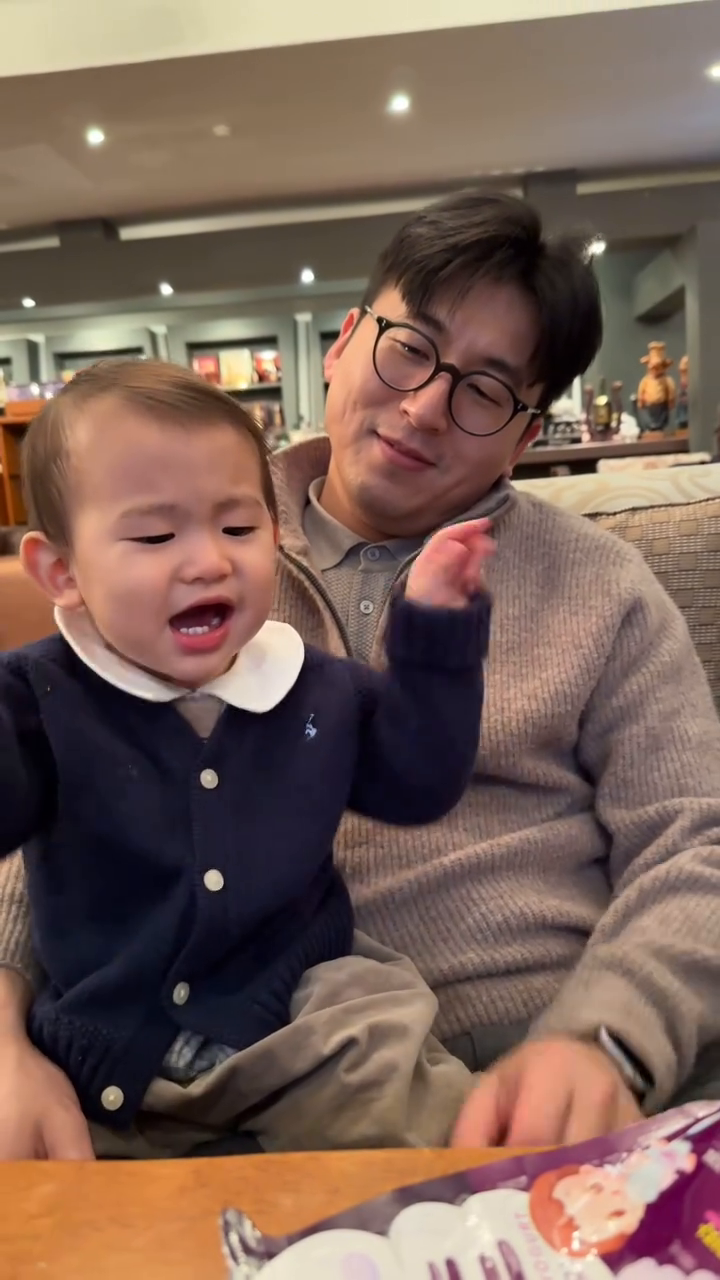 떼쟁이아들과 부쩍늙은아비
#18개월아기
#떼쟁이아들
#오늘설탕치사량초과