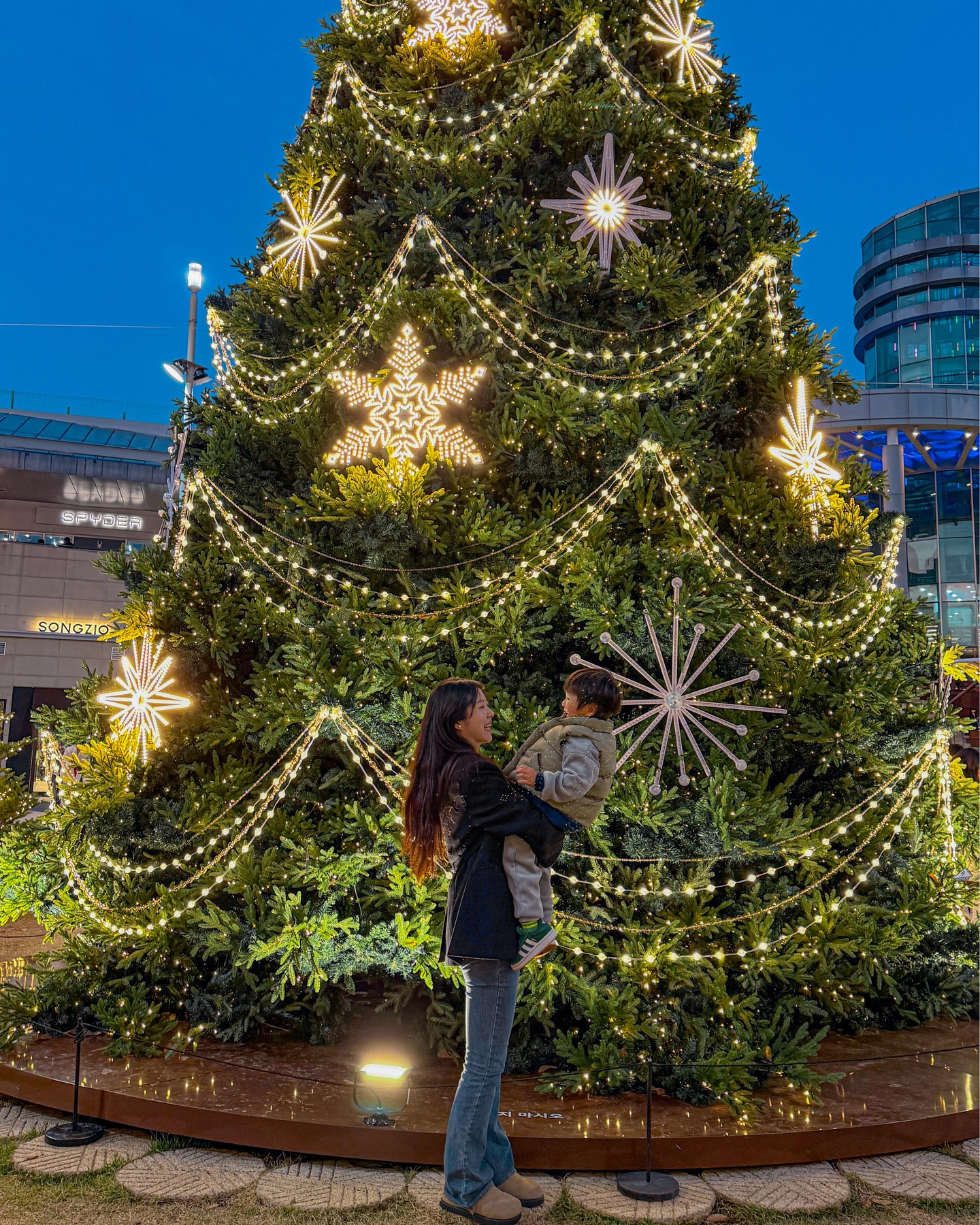 이젠 너무 커버린 우리 쪼꼬미
벌써 12월 

트리는 보기만 해도 설레🎄