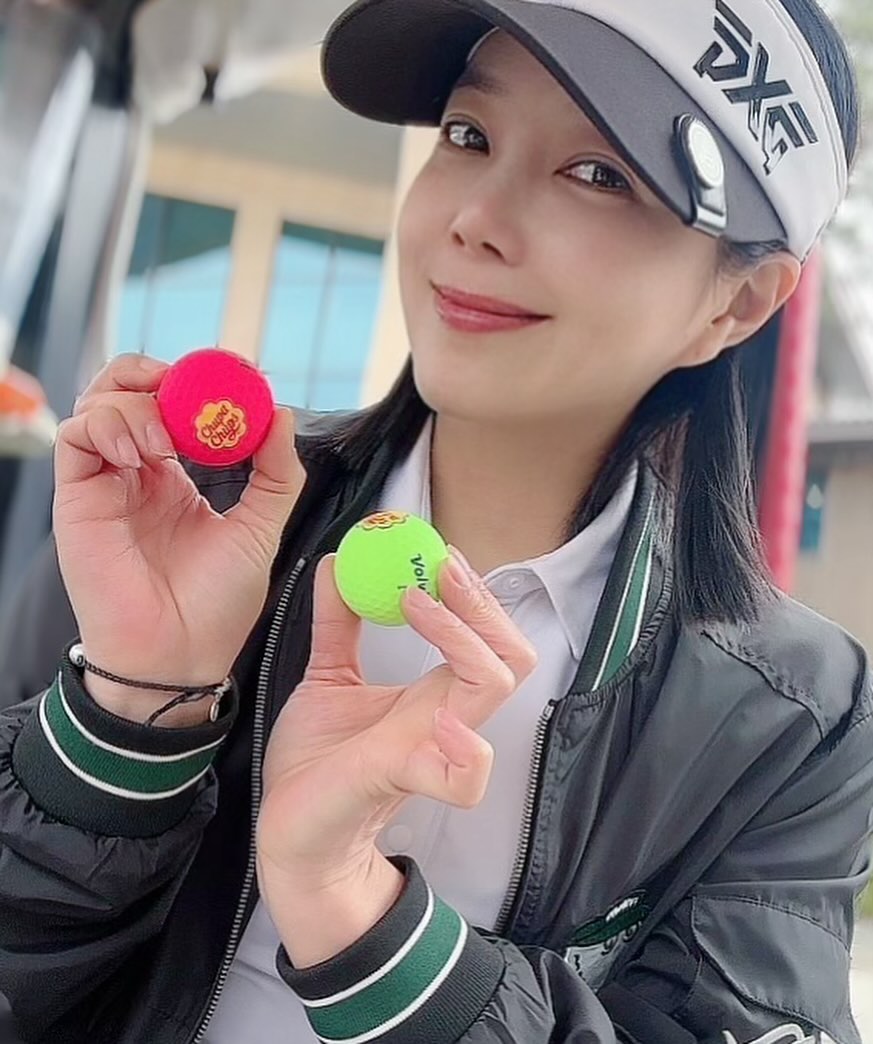 #협찬
ㅡ
꺅!
먹는 탕후루를 필드위에서 만나요👋🏻
정말 작고 소중한 탕후루볼!
생긴거 완전 탕후루인줄➰
.
컬러감 좋구요,타감까지
좋으니까 이거 선물용으로도 완전 딱이네여!
이쁜데 좋은 골프공!
언능 사세요💕
.
ㅡ
#tradit #trgt #골프 #츄파춥스골프공 #탕후루 #골프공 #골프공추천 #이색골프공
#골프용품 #골프공선물 #골프공세트 #골스타그램 #비거리골프공 #tradit_official