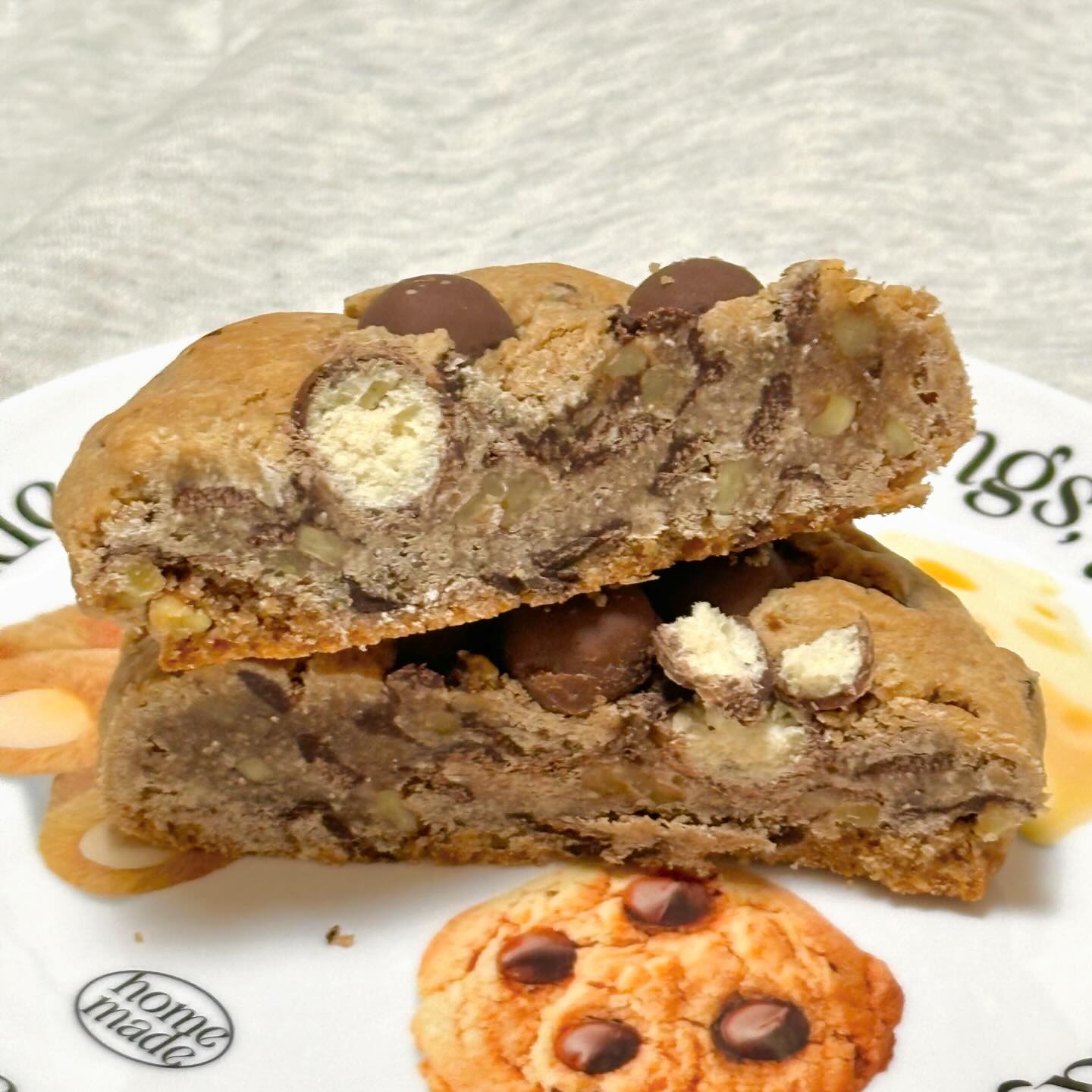 🤎이벤트 당첨으로 받게 된 쿠키맛집 그레인바운더리🤎

-초코칩🍪
몰티져스가 위에 콕콕 박혀서 바삭한 식감과 꾸덕한 쿠키지 그리고 달달한 초코칩이 진짜 초코 쿠기의 정석 그대로를 표현했어요🤎 당충전 맥스!!!!!! 고급진 단맛을 원한다먄 강추드립니당

- 에스프레소☕️
에스프레소는 로투스 쿠키가 콕콕 박혀있었구요! 달달한 에스프레소 크림과 로투스잼(?) 조합이 되게 좋았어용!! 물리지 않고 부드라워서 아메리카노와 찰떡 궁합이었던!!!

- 녹차치즈🍵
저는 얼먹파이지만 치즈 녹길 기다리다가 못 참아서 살짝 덜 해덩된 상태로 먹었더니 촉촉하면서도 시원한 녹차 아이스크림 먹는 맛이었어요!
쌉싸름함과 달달 조합이 6:4정도?! 해동되면 더 깊은 녹차의 맛을 느낄 수 있을것같았고 녹으면서 촉촉한 치케의 정석이 될 것 같아요!!