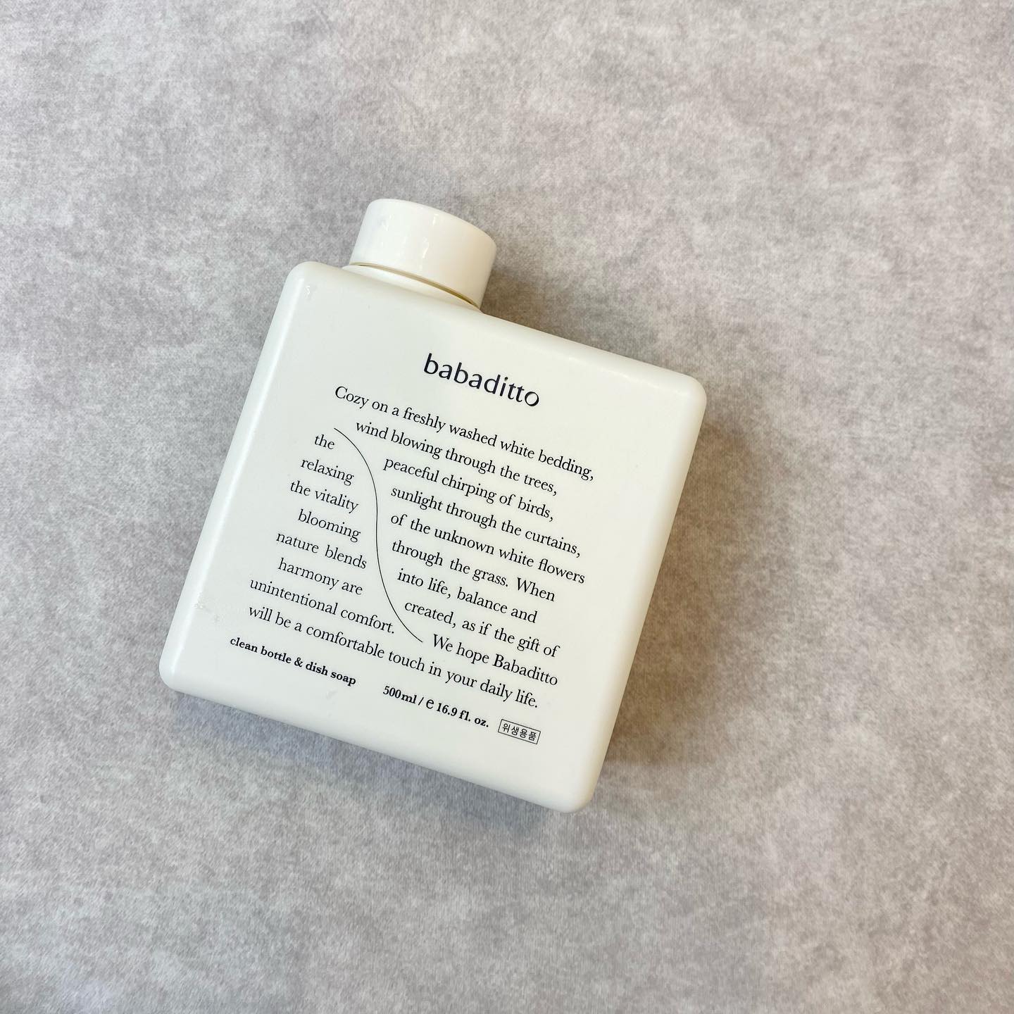 #무상제공 #AD ggumbi organicground 

소중한 사람들이 안심하고 사용할수 있도록 
좋은성분만 담아 만든 프리미엄 1종 주방세제 입니다 🫧🧽

자연에 가까운 성분만 담았고 
세정력도 우수해서 젖병세제와 주방세제 구분 하지 않고 
함께 사용 가능해서 더욱더 좋은 제품이에요 🌱

저는 주로 혼자 집안살림을 하는편이라 
손이 워낙 건조한편이에요 설거지할때 고무장갑도 
답답해서 사용 안하는 편이거든요 🥲 

바바디토 주방세제는 스피루리나와 글리세린 성분으로 
피부 수분막을 보호해주어서 자극 없이 
맨손 설거지도 가능해요 ◡̈ 

(저에게는 너무나 꿀템 ❤️)

1종 세제라 과일 세척도 가능해서 
너무 좋은 #바바디토주방세제 👍🏻