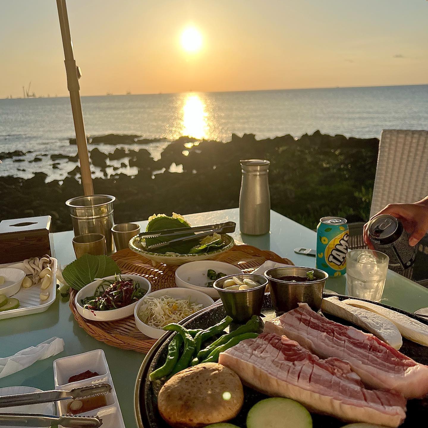 🍽️

제주여행 2일차 두번째🍊
오늘의 테마는 오션뷰 맛집이었던 듯
고기는 그냥 그랬지만 뷰만큼은 너무나도 예뻤던 곳
먹는 내내 너무 행복했다
제일 예쁜 시간에 딱 맞춰가서 노을지는것도 보고 야경도 보고
오빠랑 두번째 신혼여행 온 기분이었는데
해외 못가서 아쉬웠던 마음이 싹 날아가버림🥹💛

#제주여행 #뷰맛집