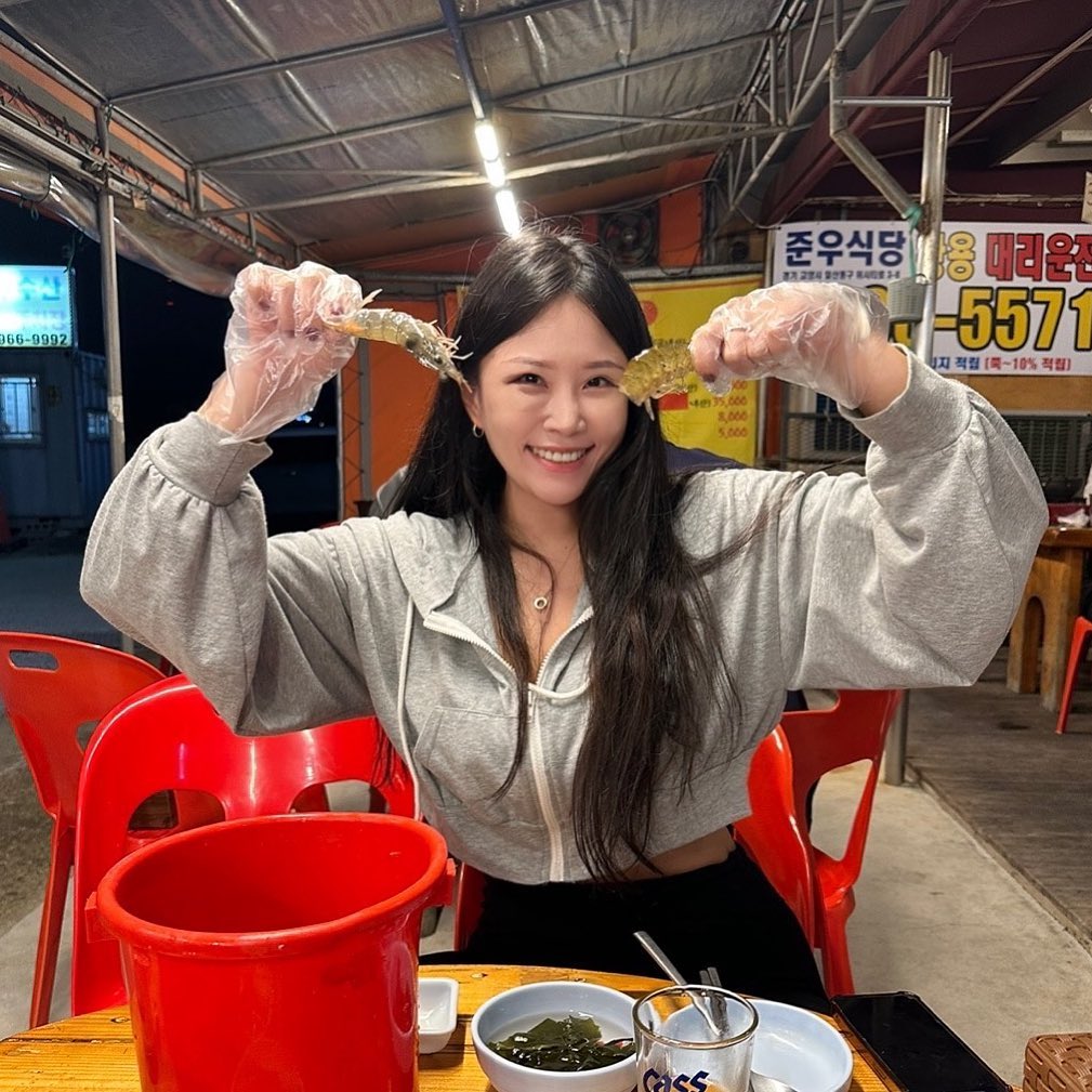 올해도 등장한 생새우킬러
살아서 꿈틀거리는 놈만 취급하지
머리따줄게 같이 생새우 먹으러가새우
