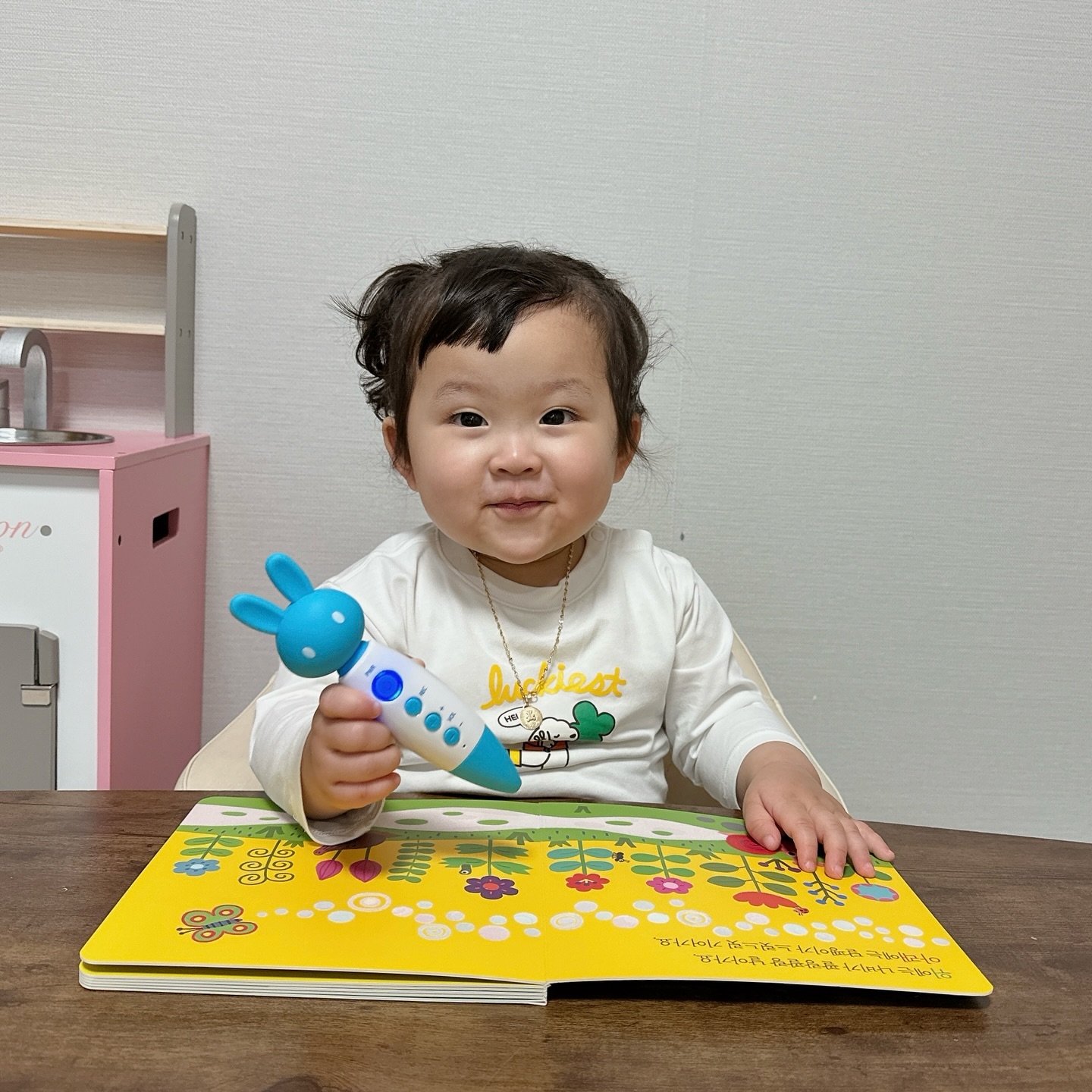 #협찬

영유아 발달에 꼭 필요한 발달들을 쏙쏙! 채워주고
아이가 스스로 가지고 놀 수 있도록 유도하며
즐겁게 홈스쿨링할 수 있는 유아전집!

러닝스타트 풀패키지 전집은
❝영어시작 / 한글시작 / 수학시작❞
3가지 주제로 아이들의 언어,인지 발달에 도움을 주는
유아전집으로 활동할 수 있게 구성,
한글부터 수학,영어까지 토끼펜으로 재미있게
읽고 배울 수 있어요.

토끼펜으로 좋아하는 책을 콕!
책 속 귀여운 그림체와 이야기 덕분에
스스로 책을 읽고 노래를 들으면서
 4살 아이는 다양한 언어 표현들을 배워
어휘력을 기르고 이제 말이 트이기 시작한 
3살 셋째는 다양한 언어자극을 줄 수 있었어요.

책을 읽은 후에는 독후 활동까지
영역별로 구성된 활동북과 스티커로
만들기, 스티커놀이, 그리기, 꾸미기 등
활동을 통해 책에서 읽었던 내용을
자연스럽게 떠올리며 마무리할 수 있어서
책 읽기의 즐거움을 더 할 수 있답니다.💕

#유아한글 #유아수학 #유아영아 #유아전집
#전집추천 #블루래빗유아전집 #프리미엄유아전집
#러닝스타트 #블루래빗러닝스타트풀패키지