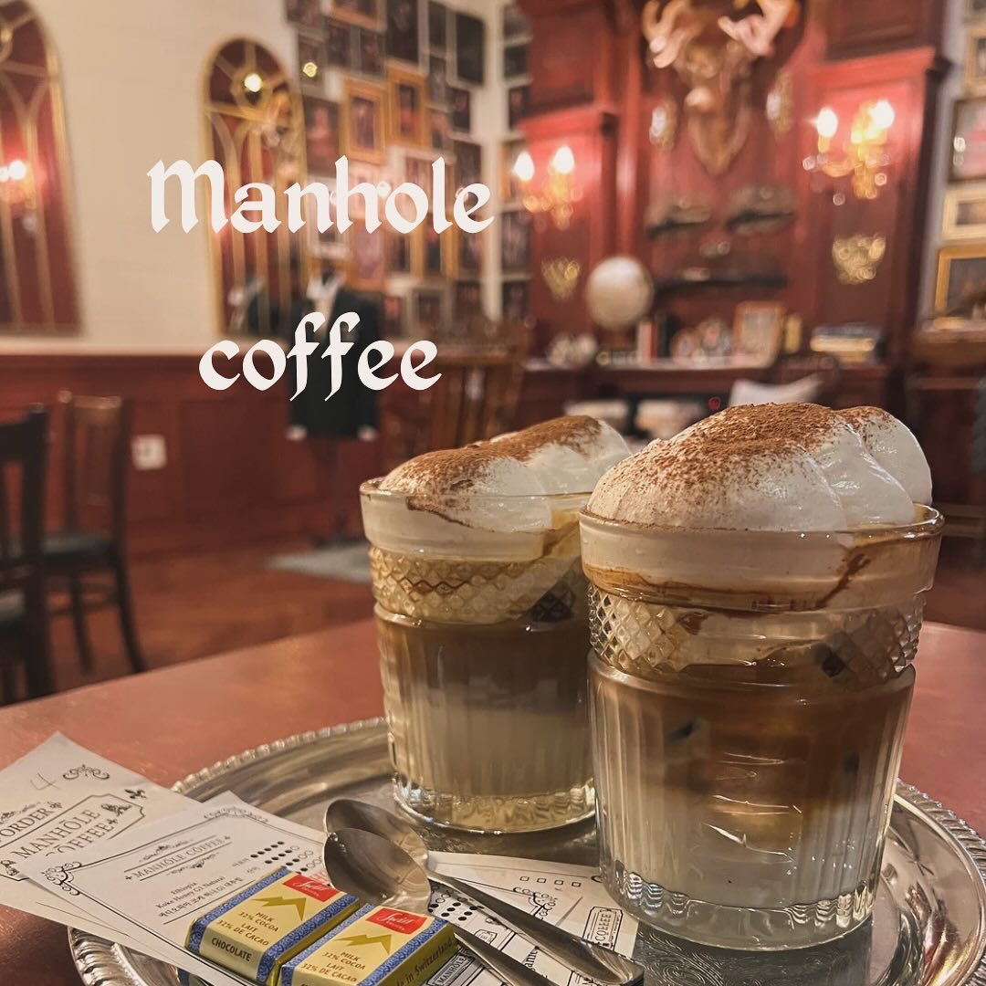 Manhole coffee 맨홀커피

17세기 영국풍 카페
유럽의 도서관이나 박물관을 연상케하는 인테리어와
조용한 분위기에 멋진 음악들이 흘러나온다.
사실 나만 알고 싶은 카페이기도 함 ㅎ
시그니처 음료인 맨홀크림커피 너무 맛있어서 또 생각남 ㅠ 

#당산동맨홀커피 #맨홀커피 #manholecoffee #카페스타그램 #카페그램 #당산카페추천 #당산카페 #예쁜카페