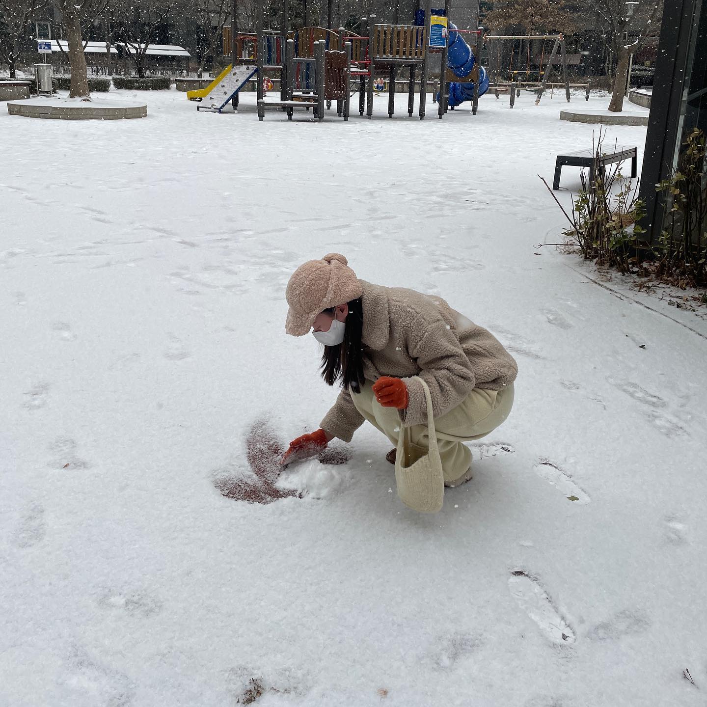 오늘부터 부쩍 추워져서
날씨 적응중에 올려보는 작년 겨울☃️🤍

나이는 먹지만
아직도 눈이 좋은건 ,, 운전을 안해서 그런걸까요

겨울보다 여름을 좋아하지만
새하얀 세상도 너무이쁜듯
첫눈이 언제 올려나?