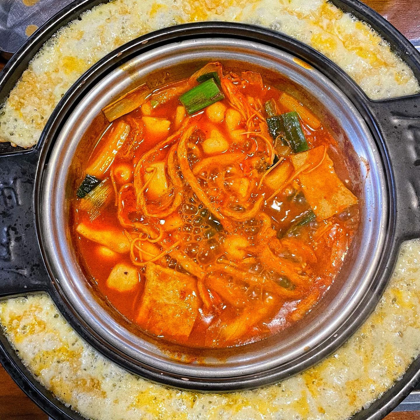 #협찬 먹도리pick🤍
🥘 두끼 일산화정점
📍 경기 고양시 덕양구 화신로272번길 58 영프라자 2층

✨두끼 체인지업👍🏻
떡볶이 뷔페 하면 떠오르는 두끼!

떡볶이 뿐만 아니라 마라탕도 직접 만들어 먹을 수 있고
크런치 치즈퐁듀를 비롯해 다양한 사이드 메뉴가 추가되었어요!

취향껏 마라~떡볶이 그 중간쯤도 좋고 화끈한 마라! 달짝지근 떡볶이!
맘껏 먹을수 있는게 두끼의 큰 매력이죵🥹

저는 찐마라로제떡볶이 조합으로 먹어봤어요!
✔️ 찐마라탕소스 0.5국자
✔️ 크림소스 3국자
✔️ 떡모소스 0.5국자
여기에 저희는 매운맛 소스 달콤한 소스를 추가해서
취향에 따라 조금씩 변화를 줘서 먹었어요!

마라향의 진한 얼얼함과 달컴하면서도 매콤한 떡볶이 소스에
크림의 부드러운맛 조합이 진짜 끝내주는거있져🤤♥️

셀프바 가서 재료 맘껏 담아와서
사이드 메뉴 추가주문!
🧀크런치 치즈퐁듀🧀 사이드를 추가했어요!
이 외에도 눈꽃치즈, 치즈볼, 꿔바로우, 우삼겹 등 다양한 사이드가 준비되어있으니
꼭 한번 드셔보세요!

크런치 치즈퐁듀는 바삭한 치즈에 옥수수가 들어있어
식감이 끝내주던 아이에요!
떡볶이랑 먹어도 맛있고

저희는 조금 남은 치즈퐁듀는 볶음밥에 넣어 먹었는데
진짜 별미더라구요👍🏻👍🏻

믿고먹는 두끼, 소중한 사람들과
같이 고민하며 먹는 재미가 쏠쏠할거에요!
(물론 맛은 그냥 보장되는거쥬😝🤍)

#두끼 #두끼체인지업 #두끼마라탕 #두끼일산화정점 #일산맛집 #두끼크런치치즈퐁듀 #두끼체인지업 #화정맛집 #화정맛집추천 #일산화정맛집
